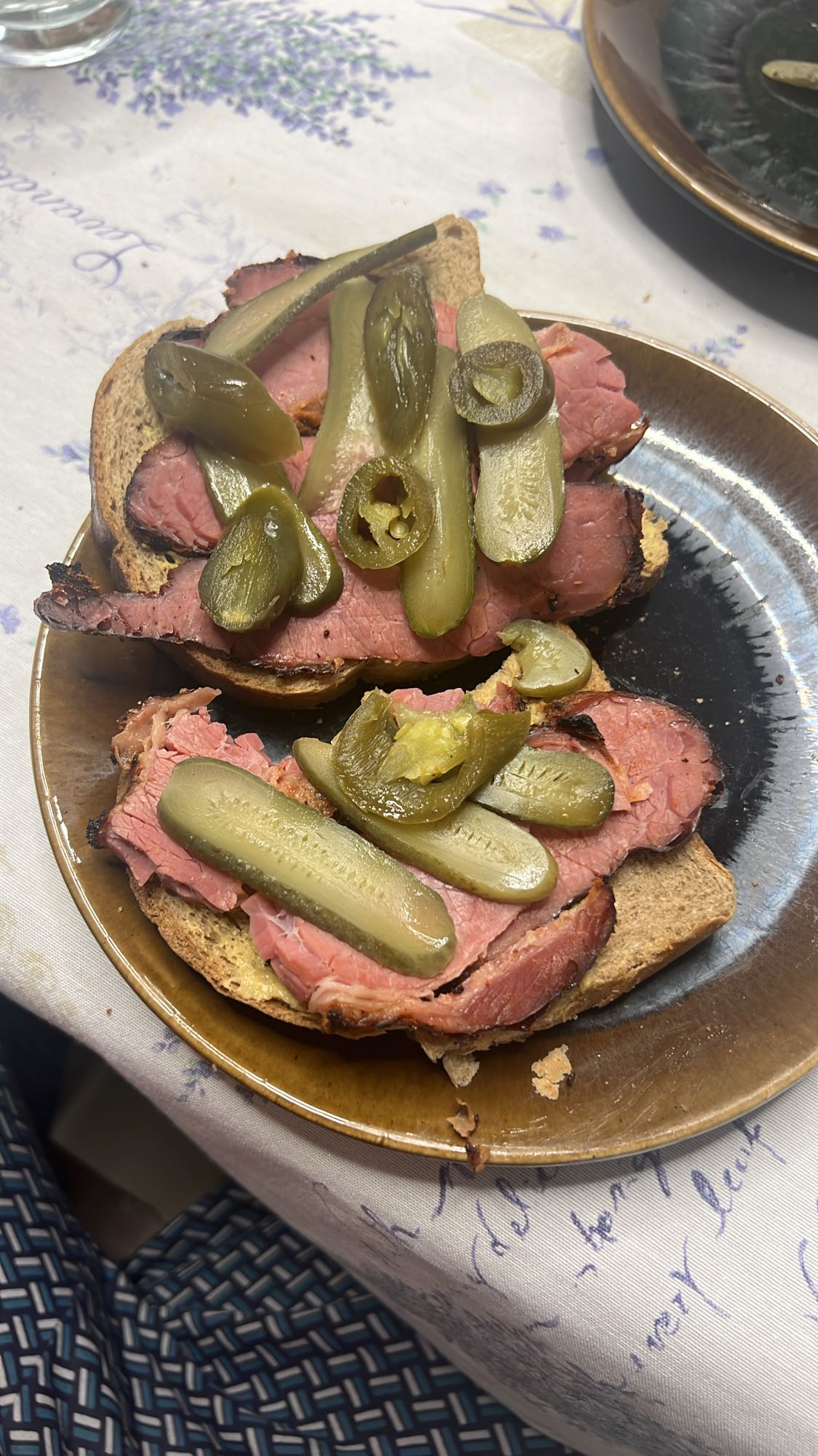 Sandviș cu carne și murături