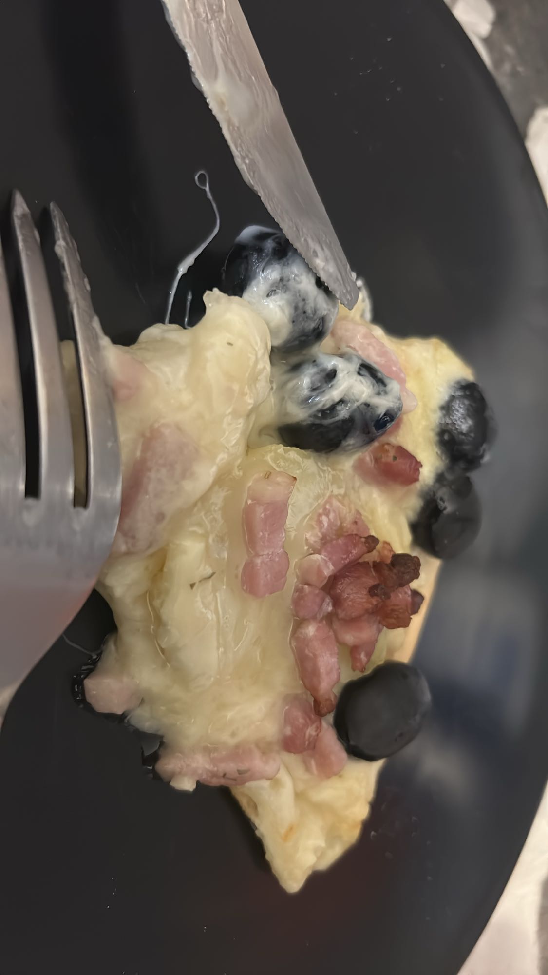 Omelette fromage, lardons, myrtilles