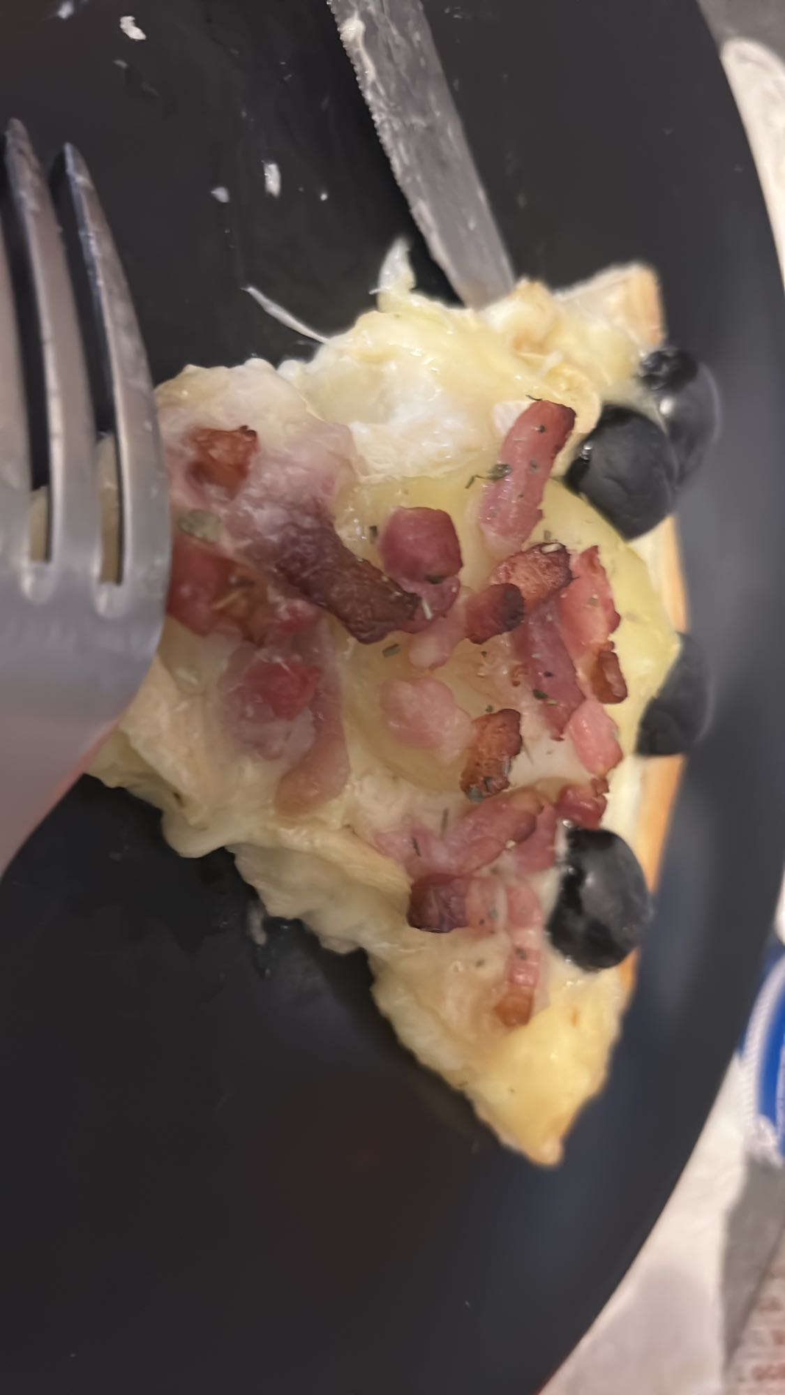 Tranche de pizza lardons olives