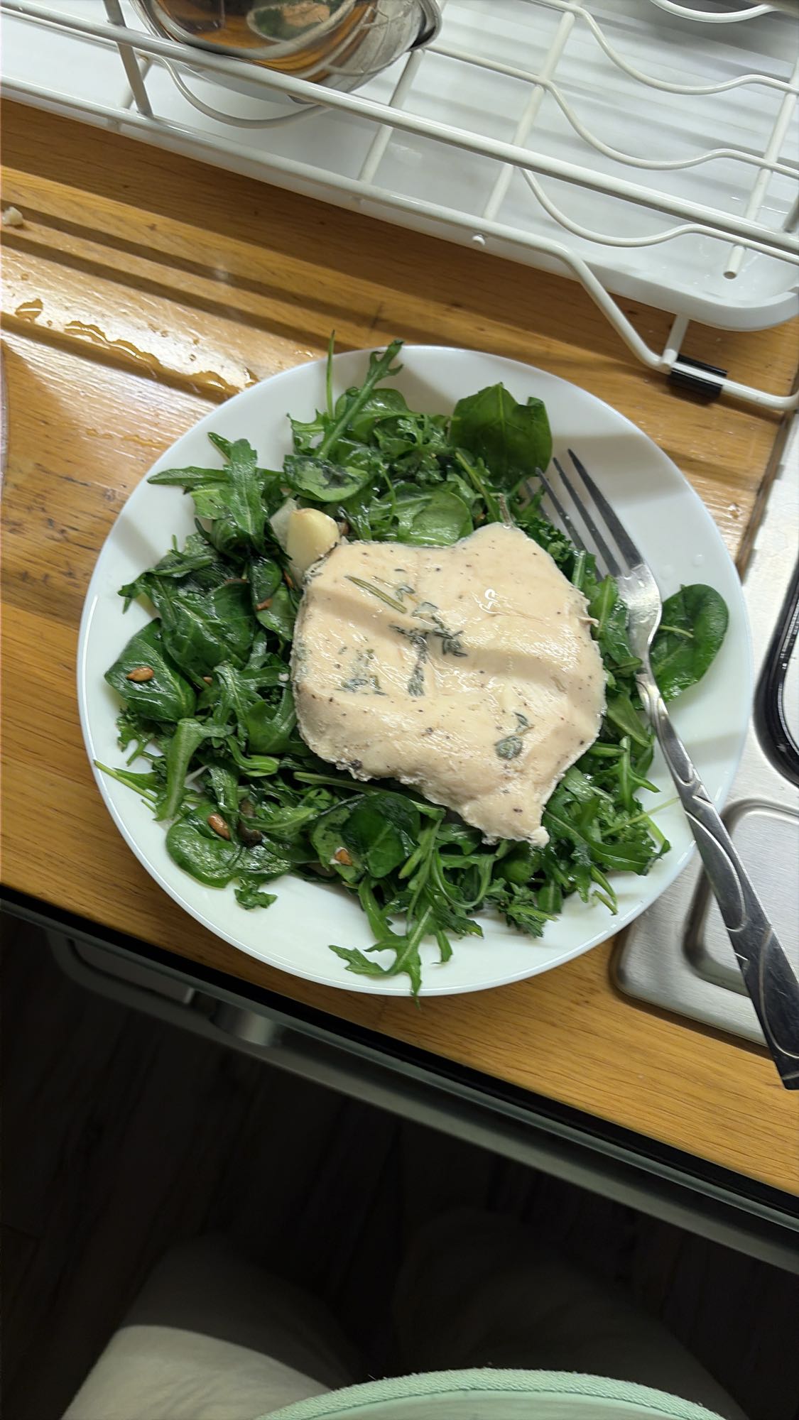 Курица с зелёным салатом