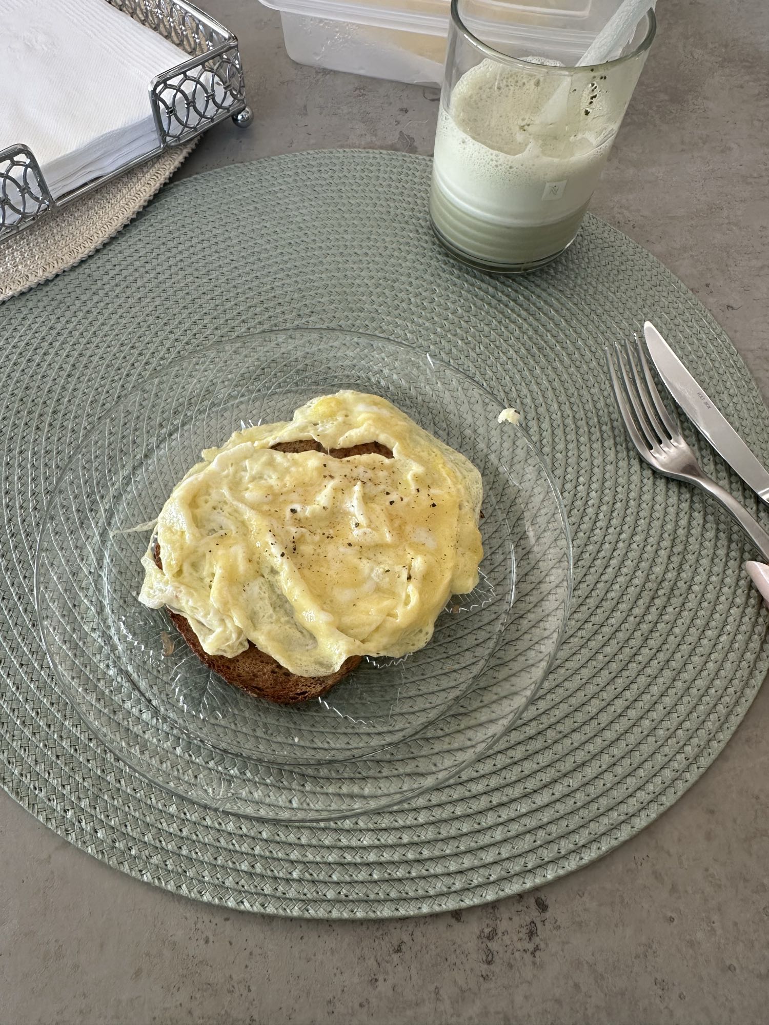 Tostada con huevo revuelto y matcha