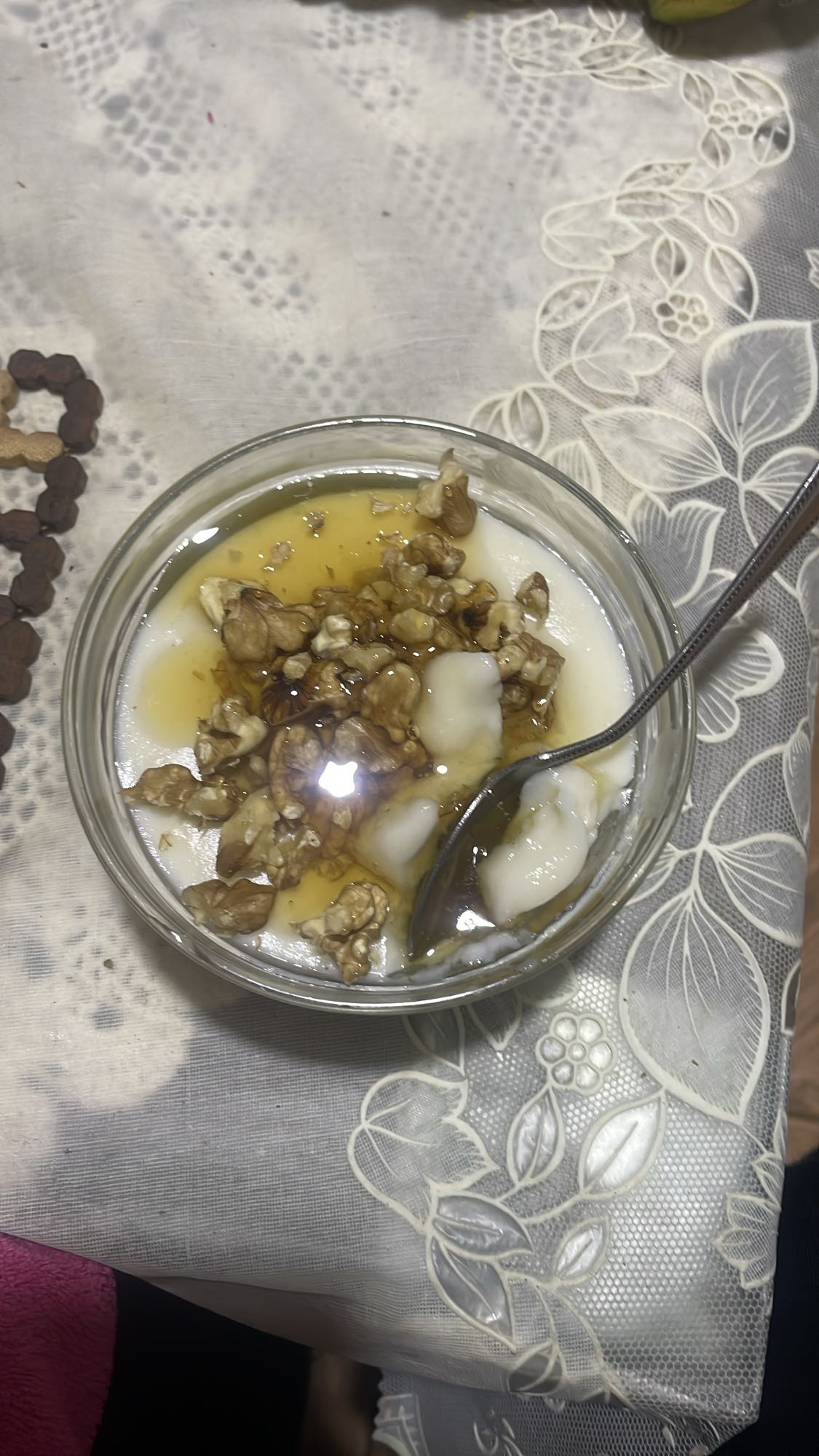 Yogurt with honey and walnuts