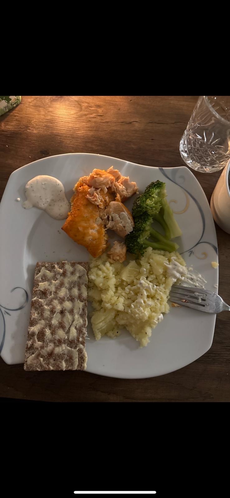 Lax med potatis och knäckebröd