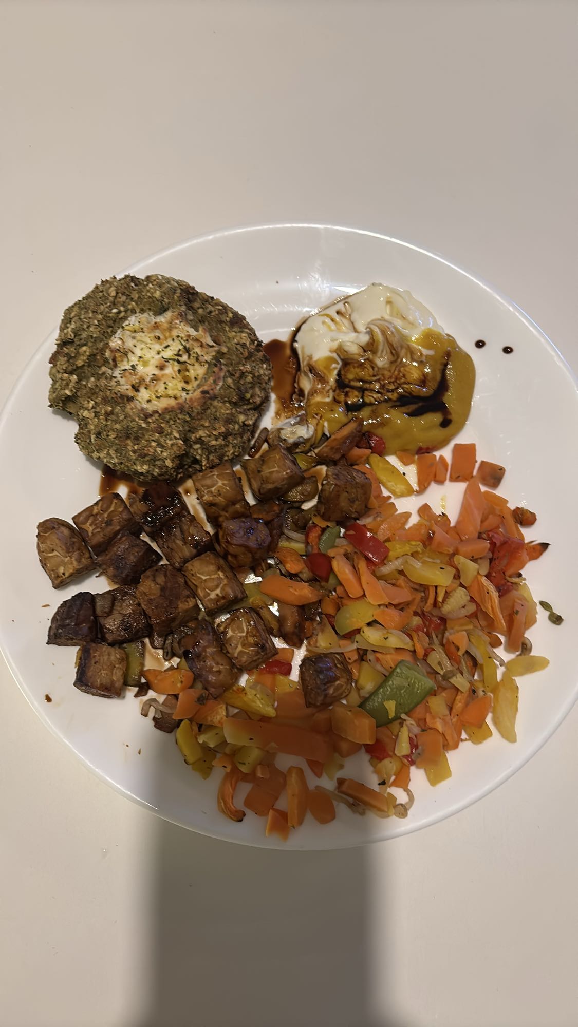 Assiette végétarienne variée