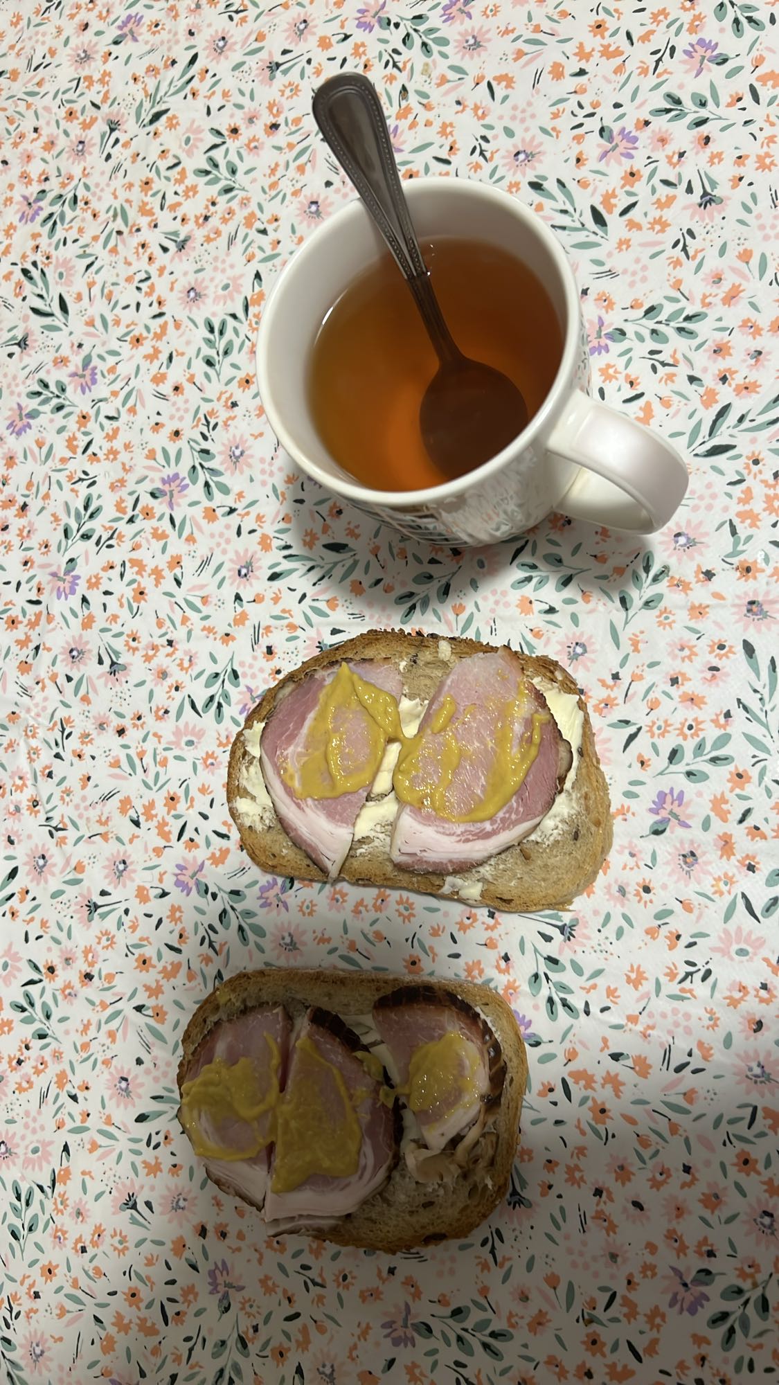 kanapki z szynką i herbatą