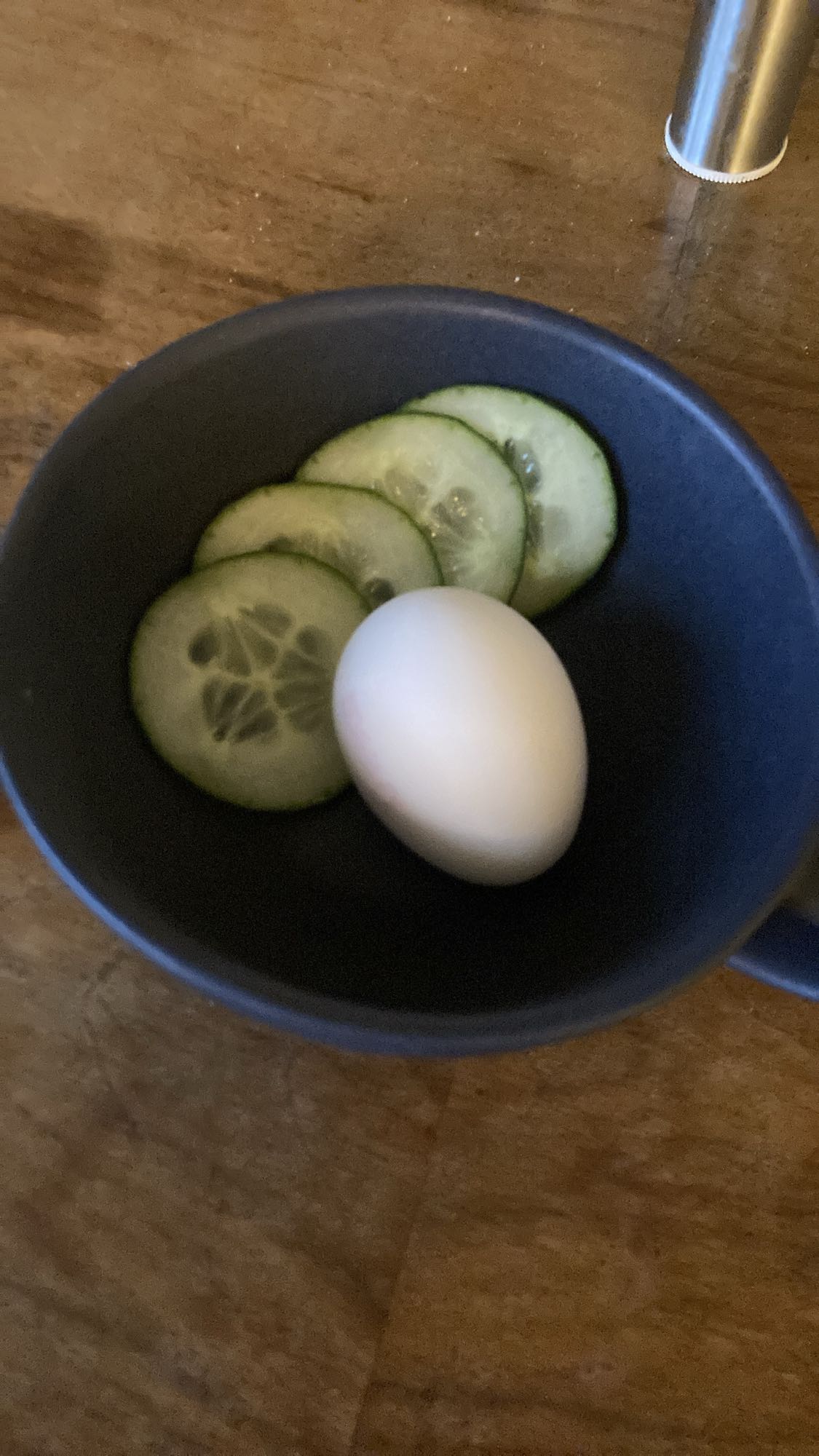 Ägg och gurka i skål