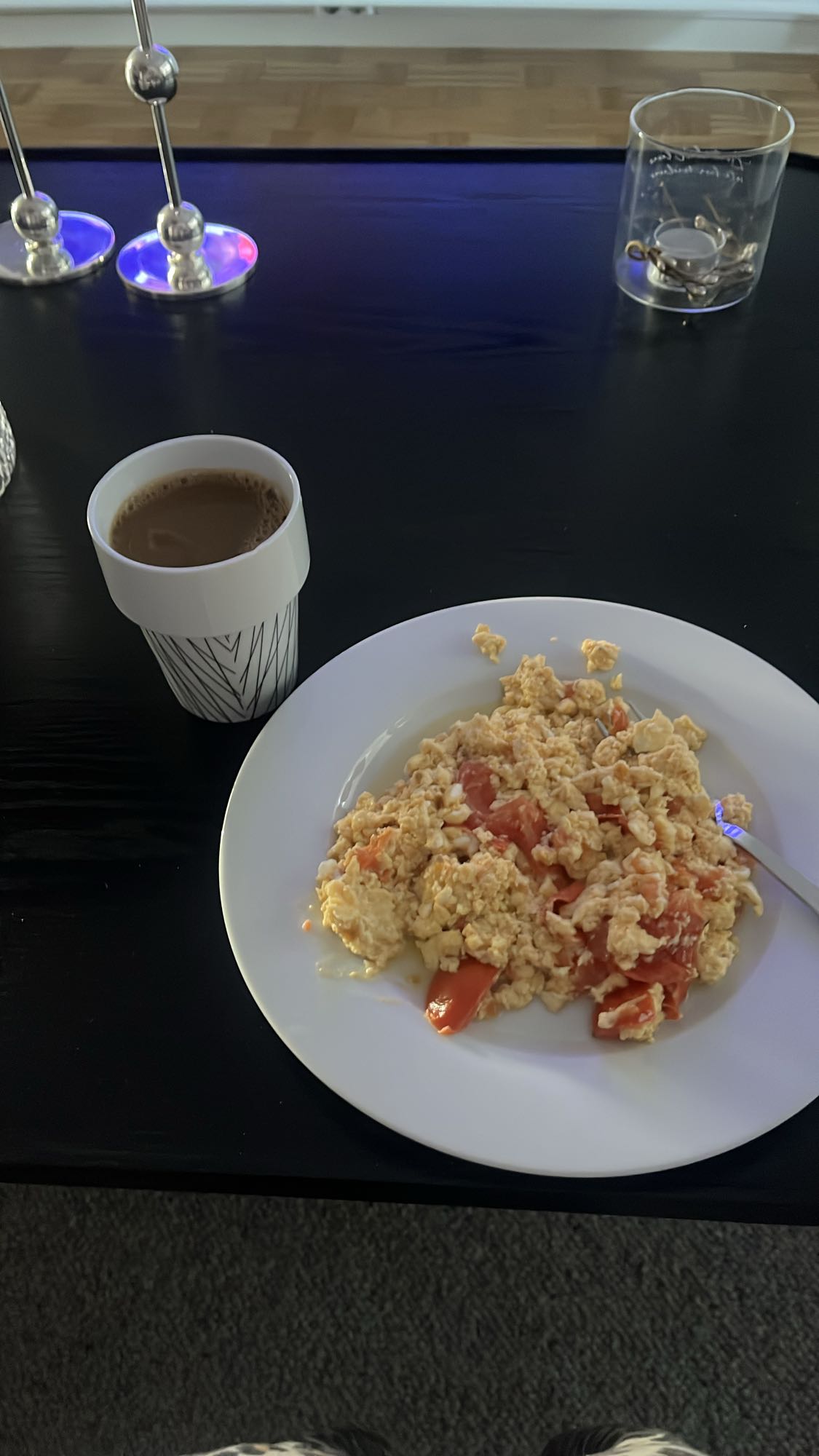 Äggröra med tomat och kaffe