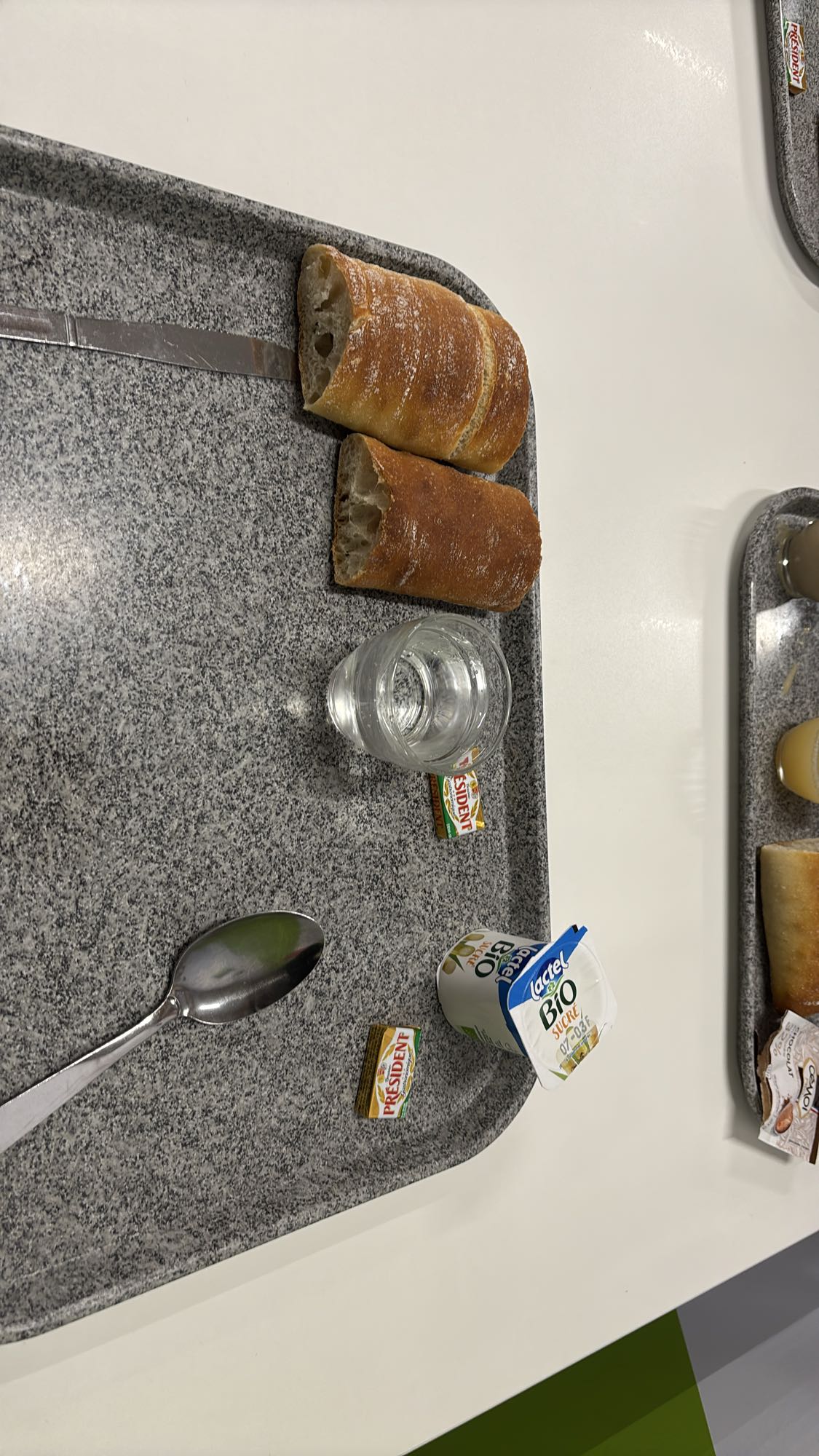 Petit-déjeuner français simple