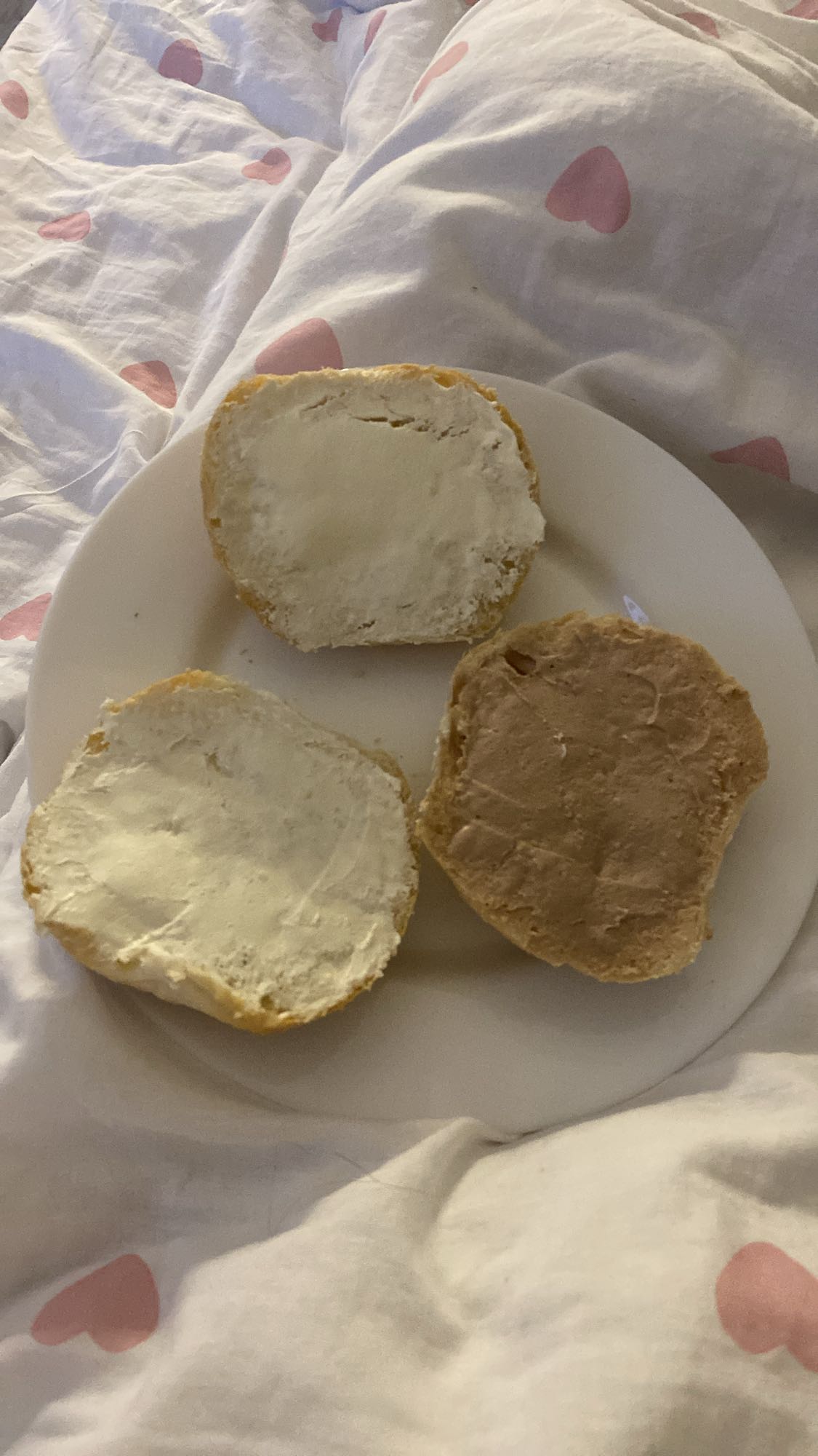 Bułka z serkiem i masłem orzechowym