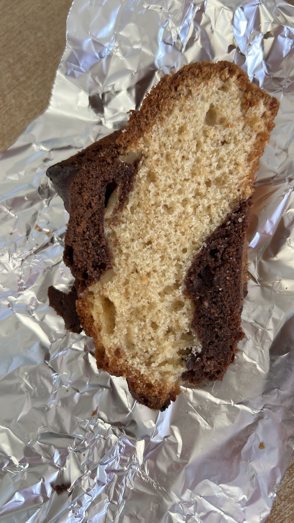 kawałek ciasta marmurkowego