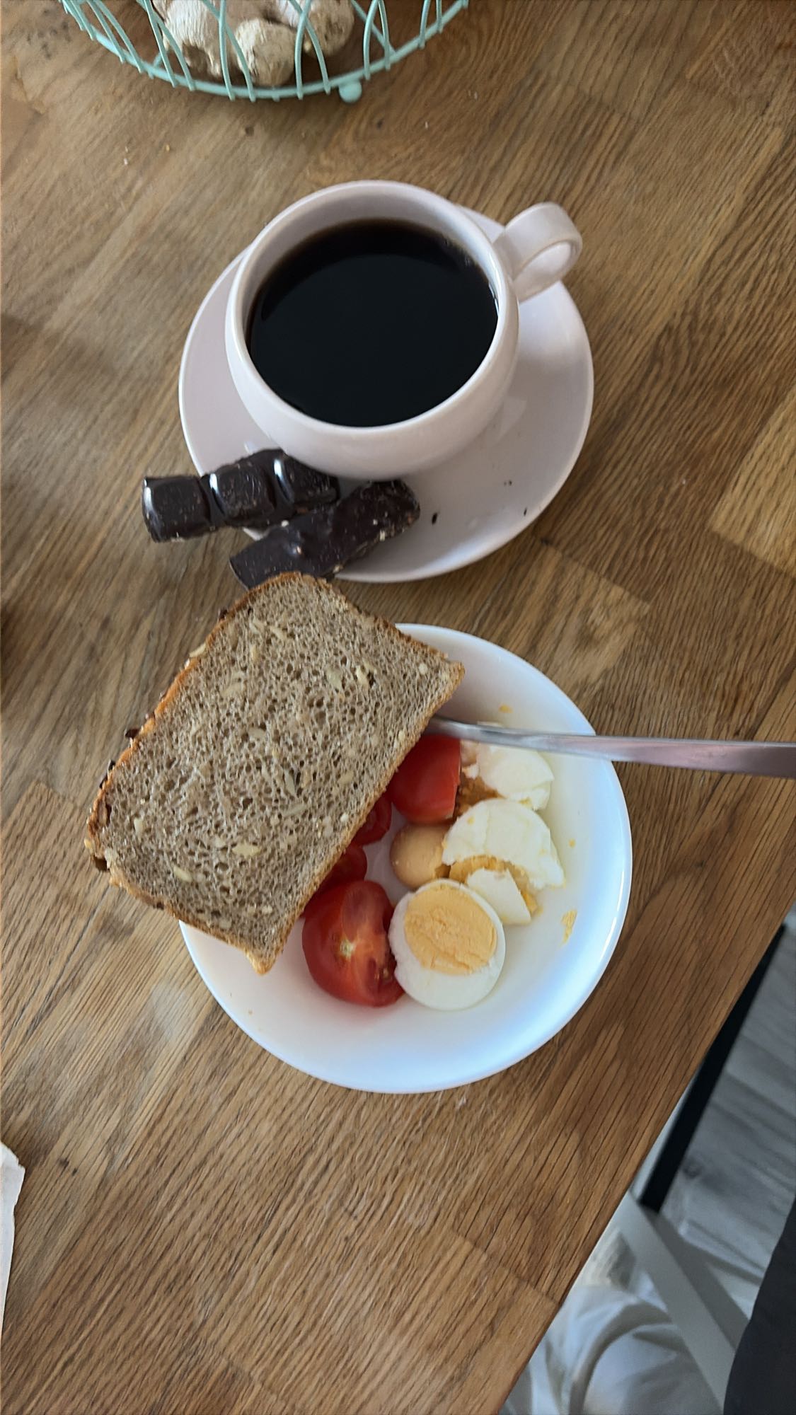 Завтрак с яйцом и хлебом