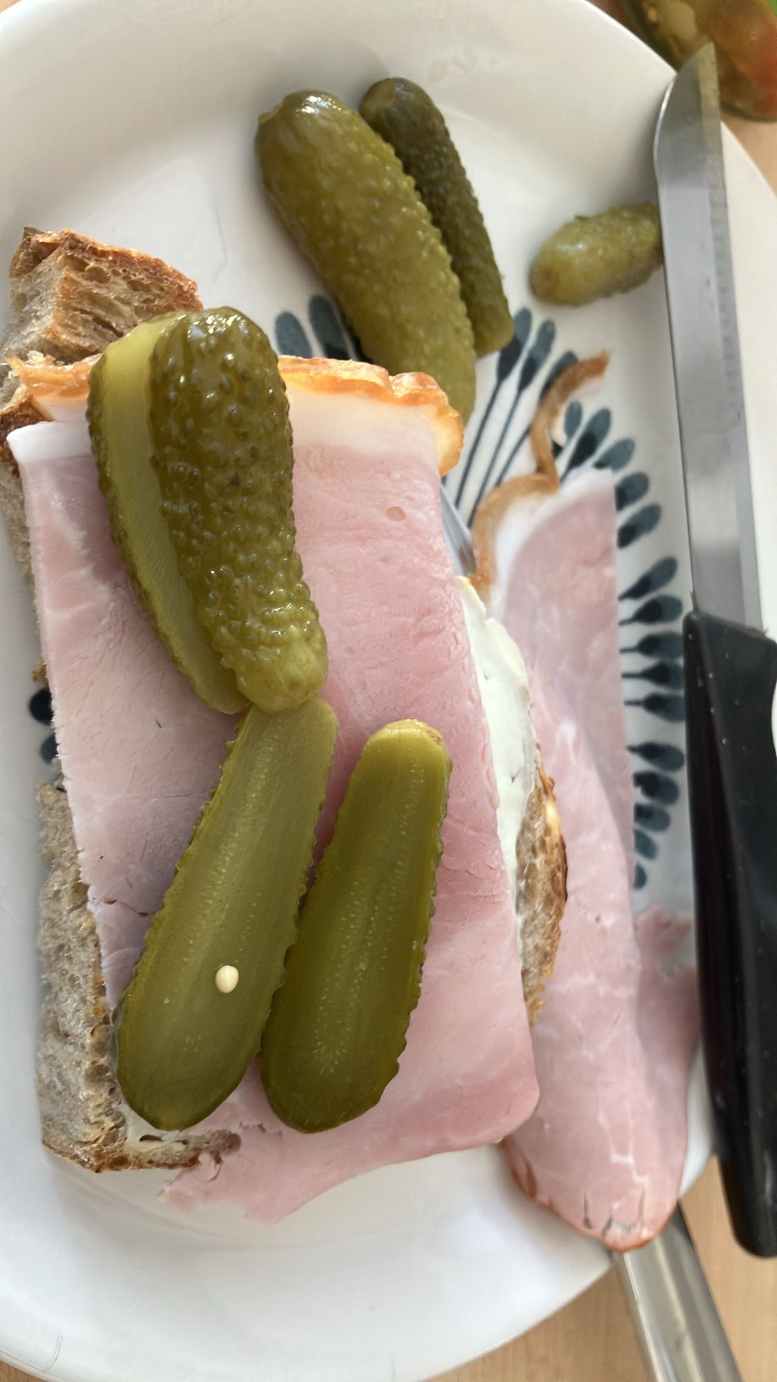 Sanduíche de presunto e picles