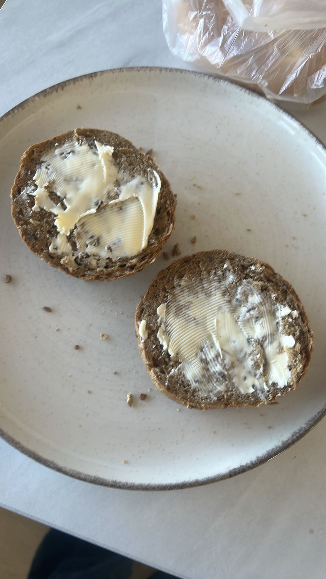 Bułka razowa z masłem