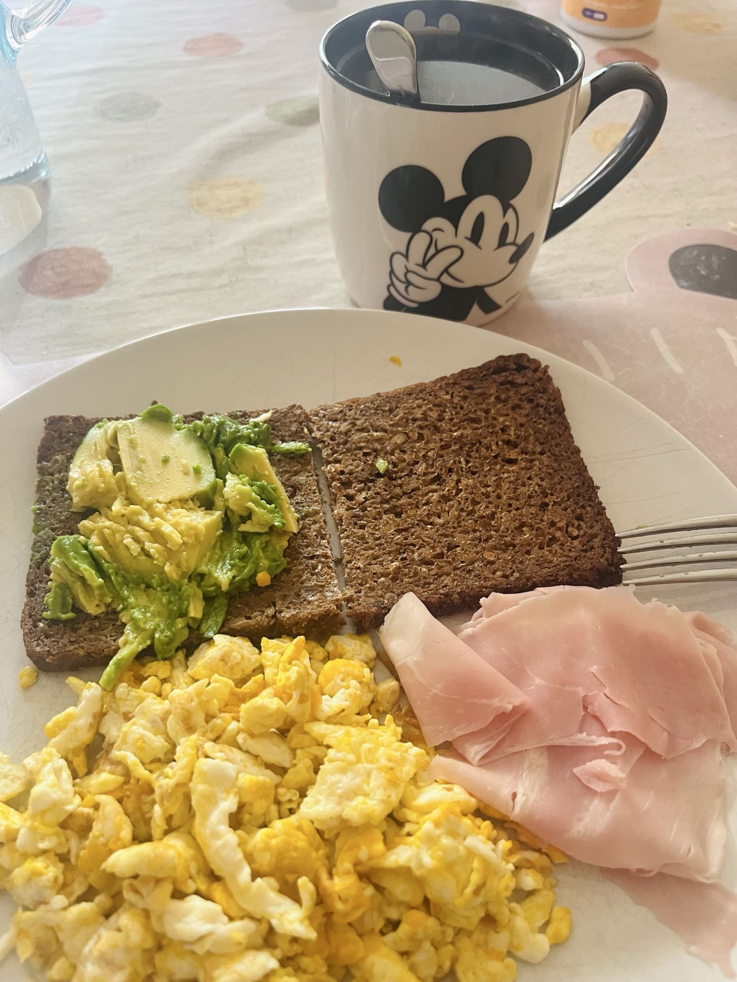 Desayuno con huevo y pan