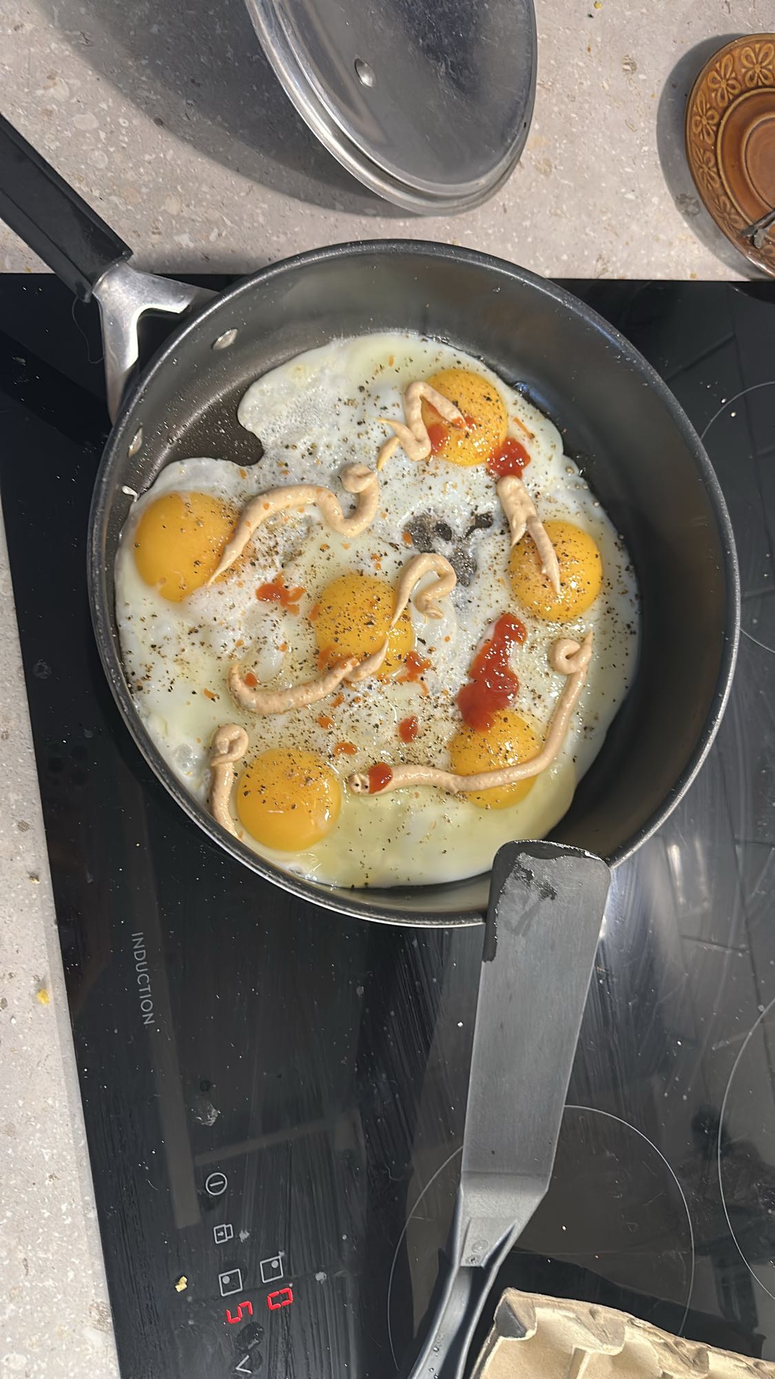 Stekta ägg med sås