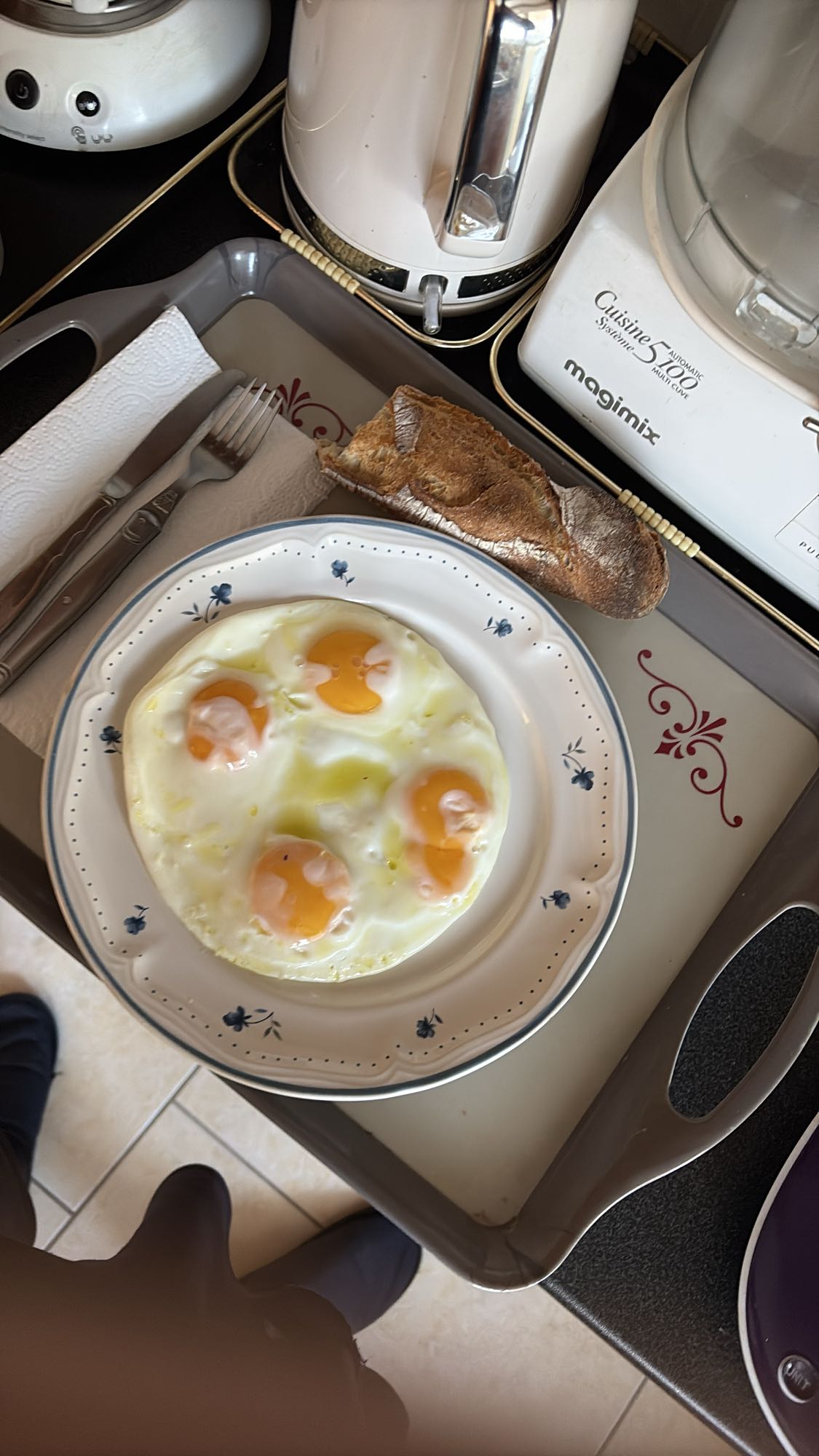 Oeufs au plat et pain