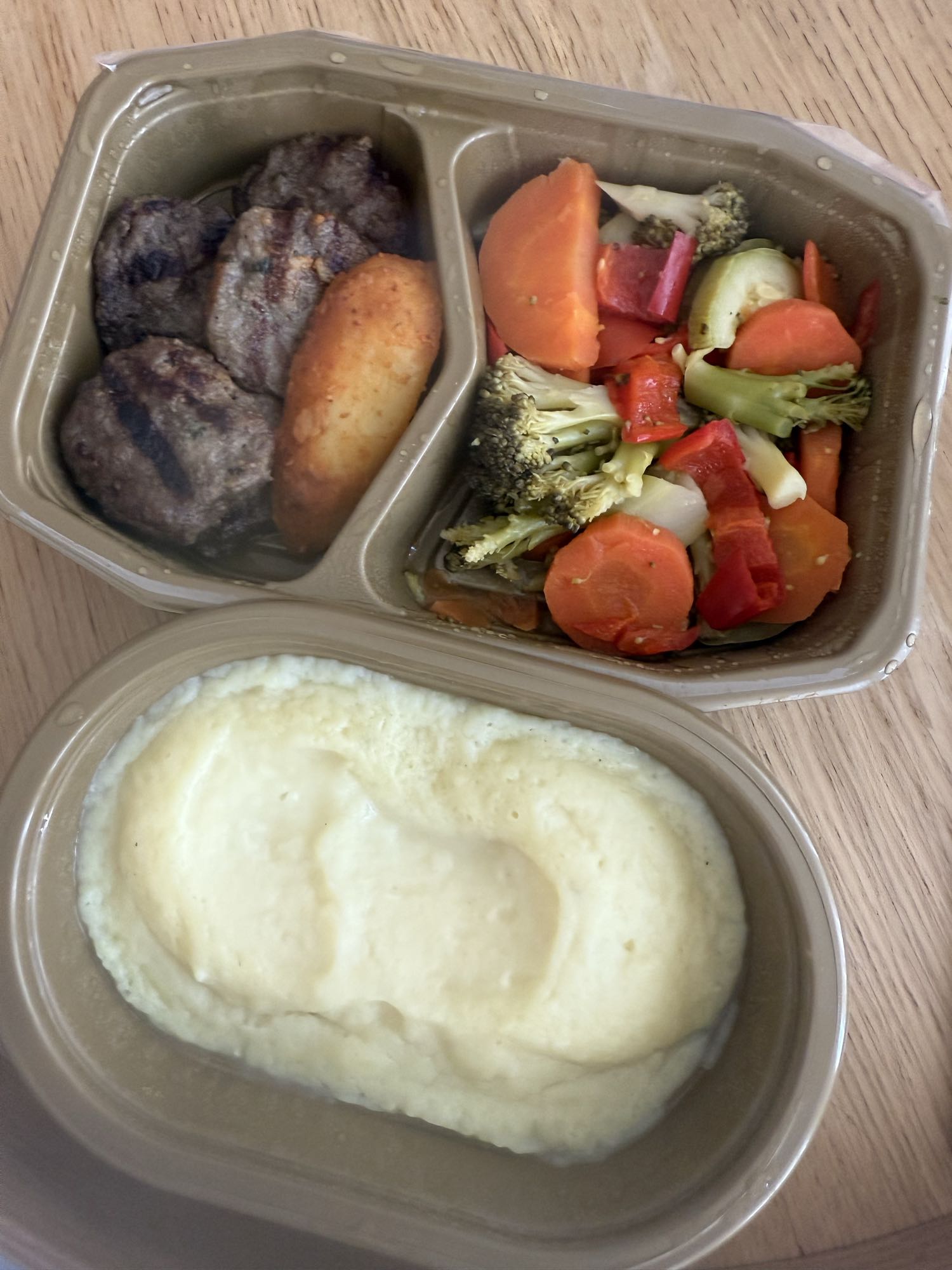 Köfte, sebze ve püre tabağı