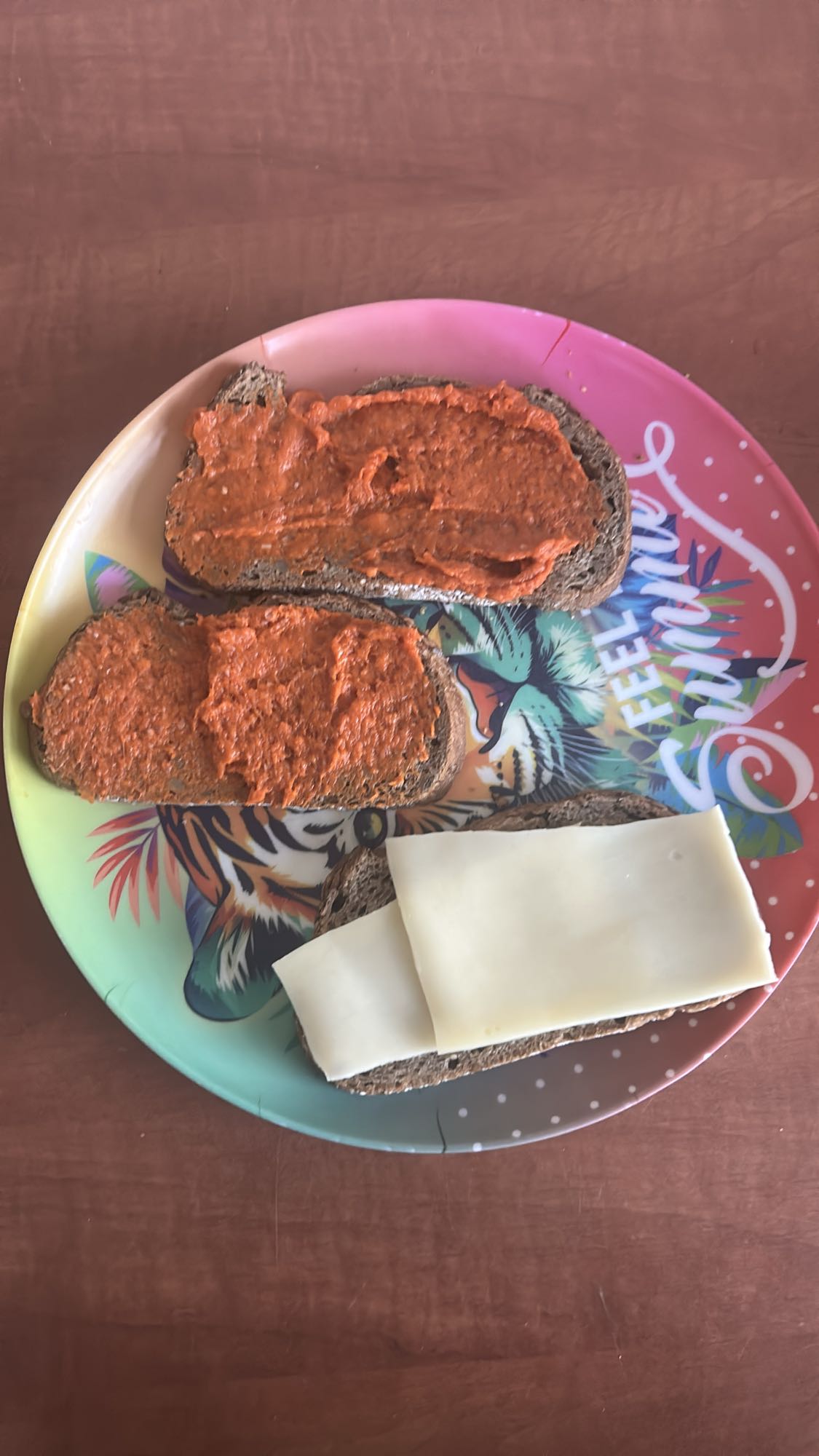 Volkoren brood met smeersel en kaas