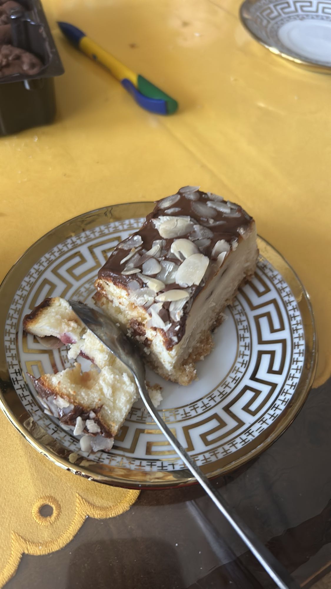 sernik z czekoladą i migdałami