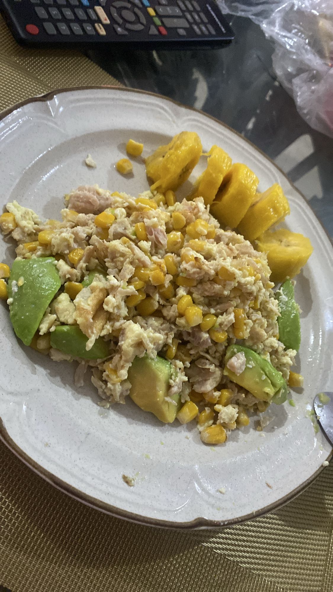 revuelto con plátano y aguacate