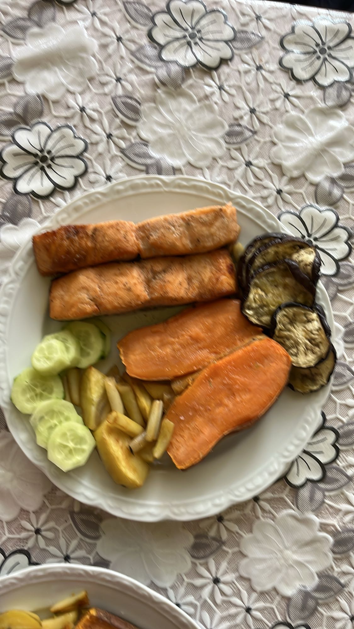 Somon cu legume la grătar