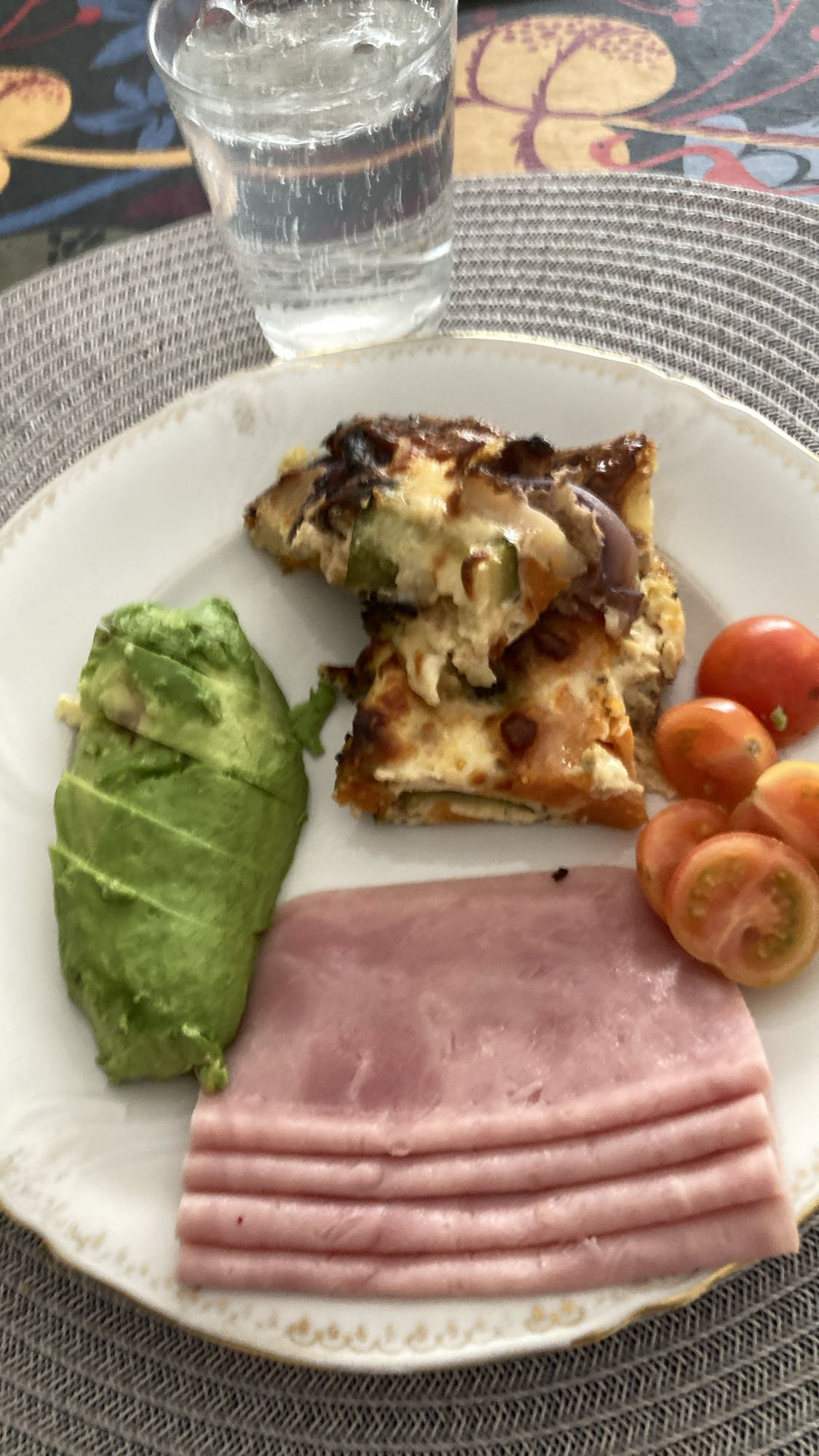 Omelett med skinka och grönsaker