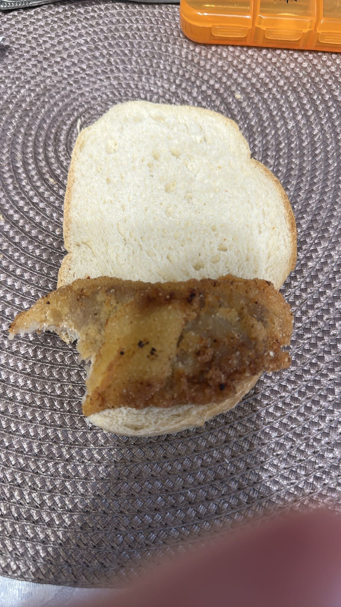 Sandviș cu pui prăjit