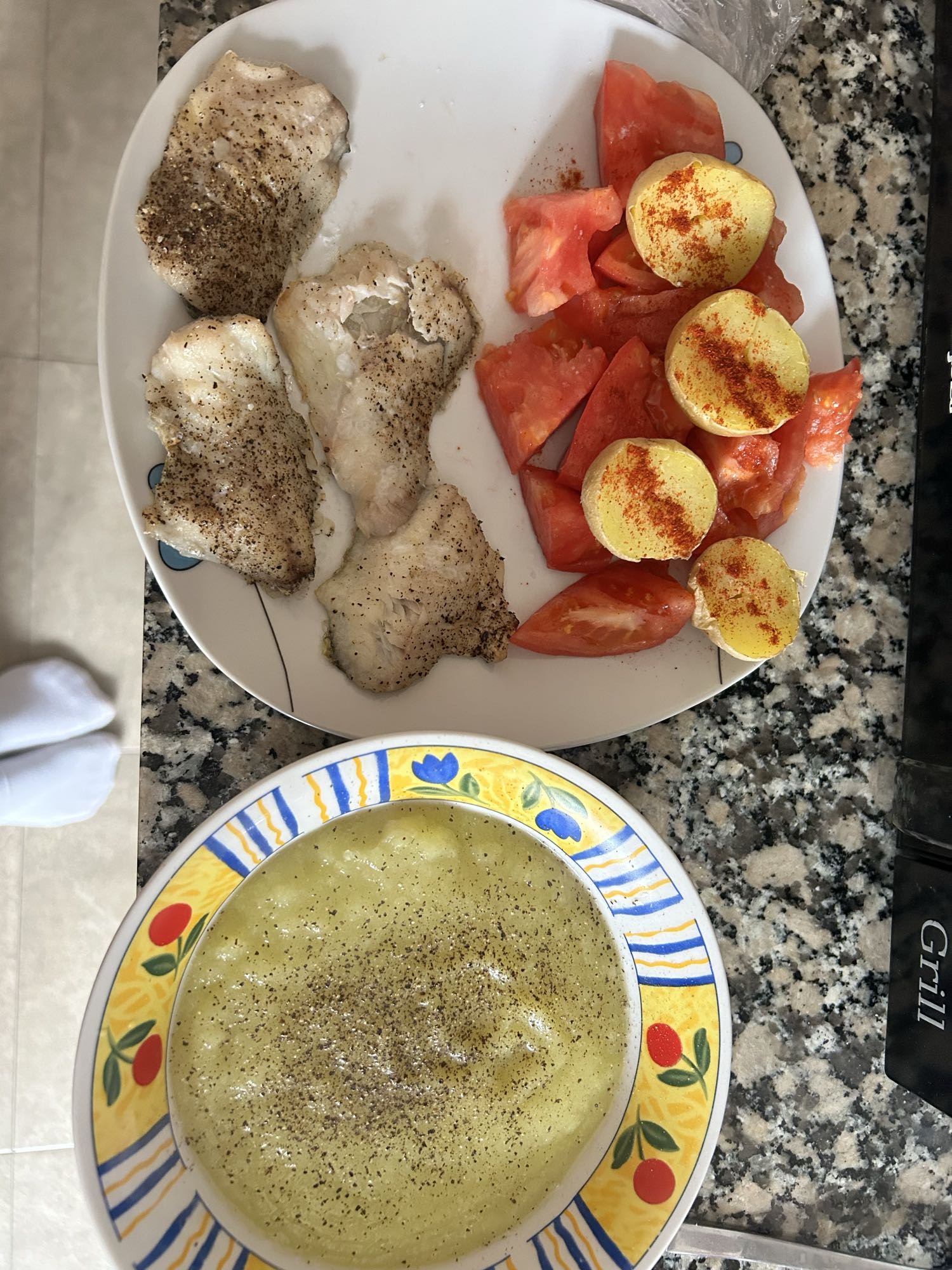 Pescado con verduras y puré
