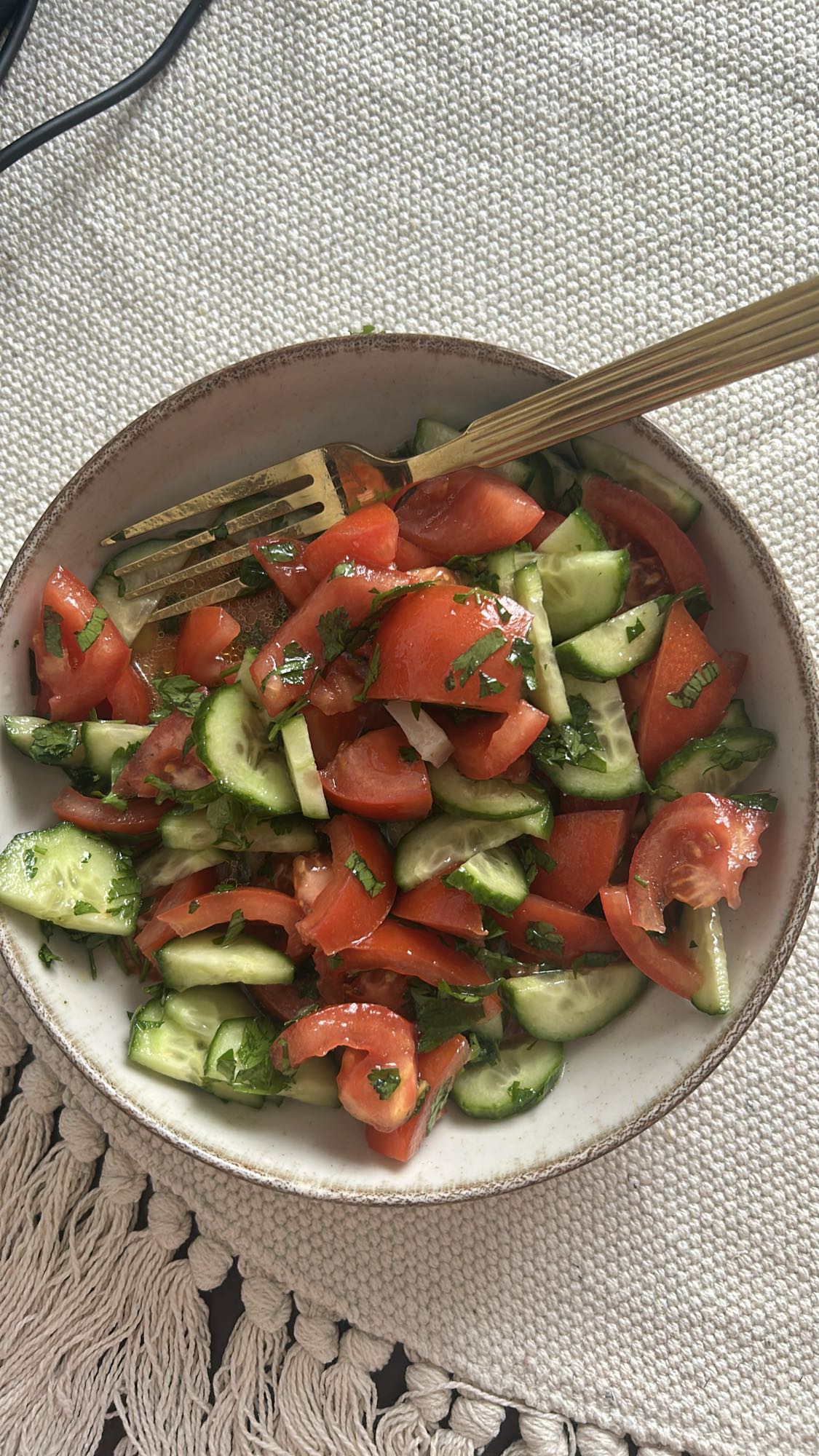 Salată de roșii și castraveți