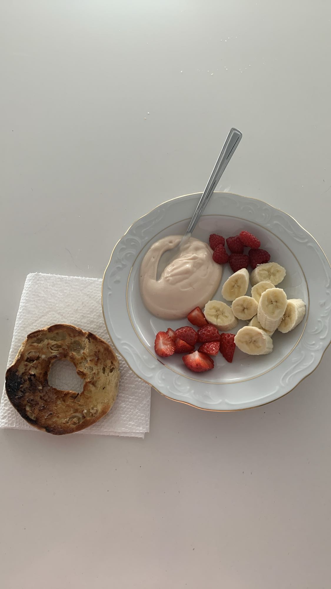 Petit-déjeuner fruité et bagel