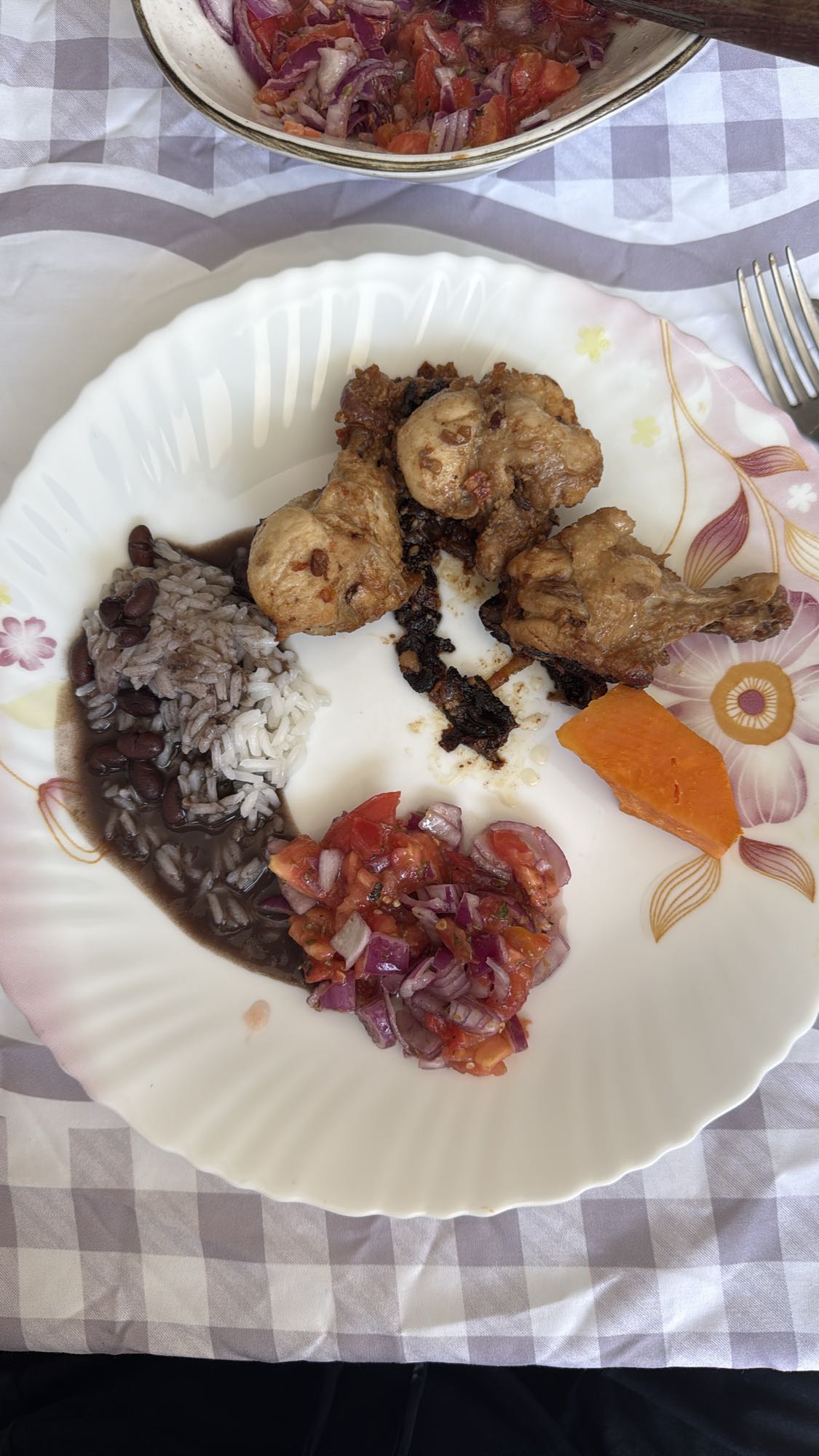 Frango com arroz, feijão e salada