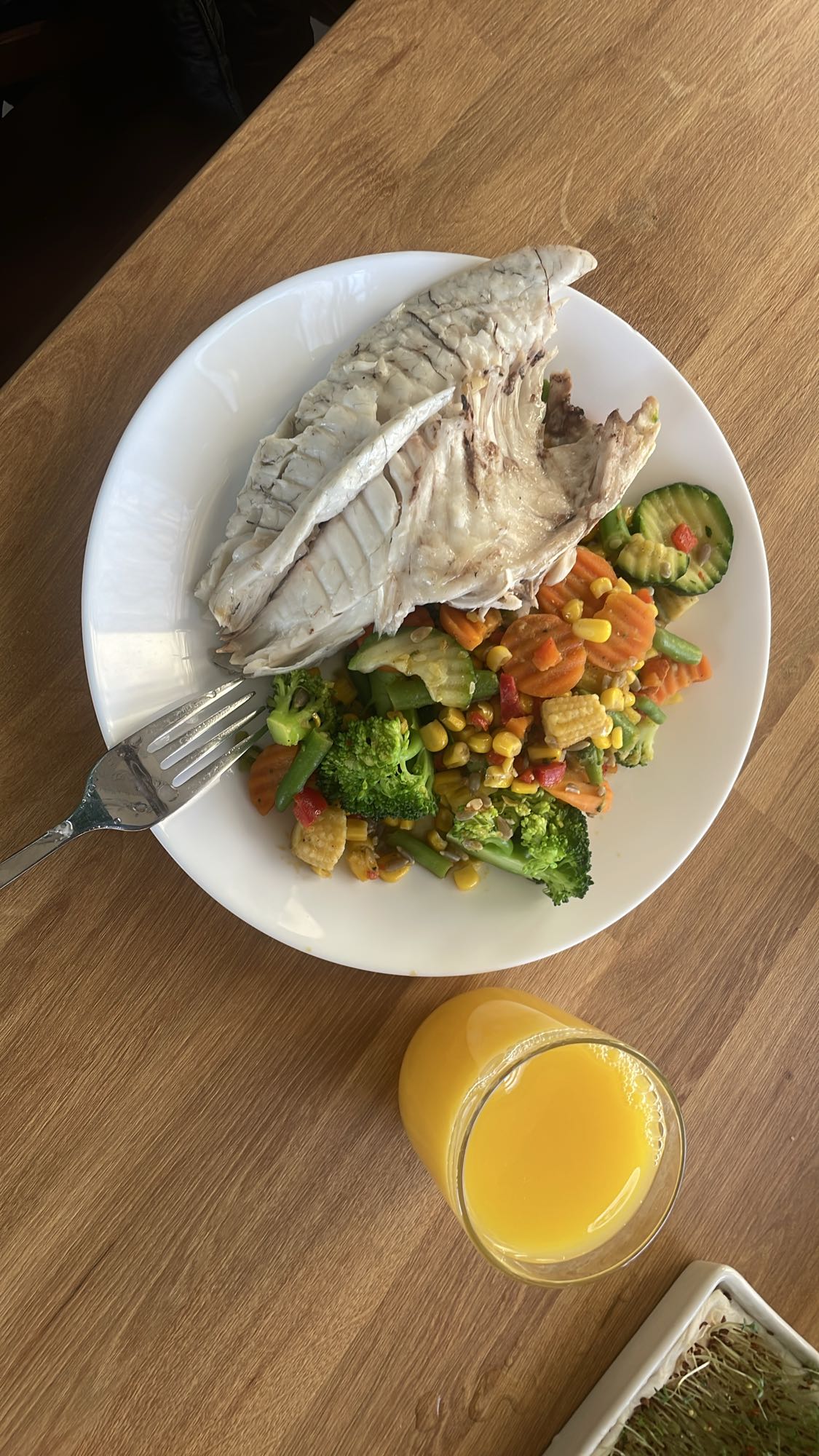 Ryba z warzywami i sokiem