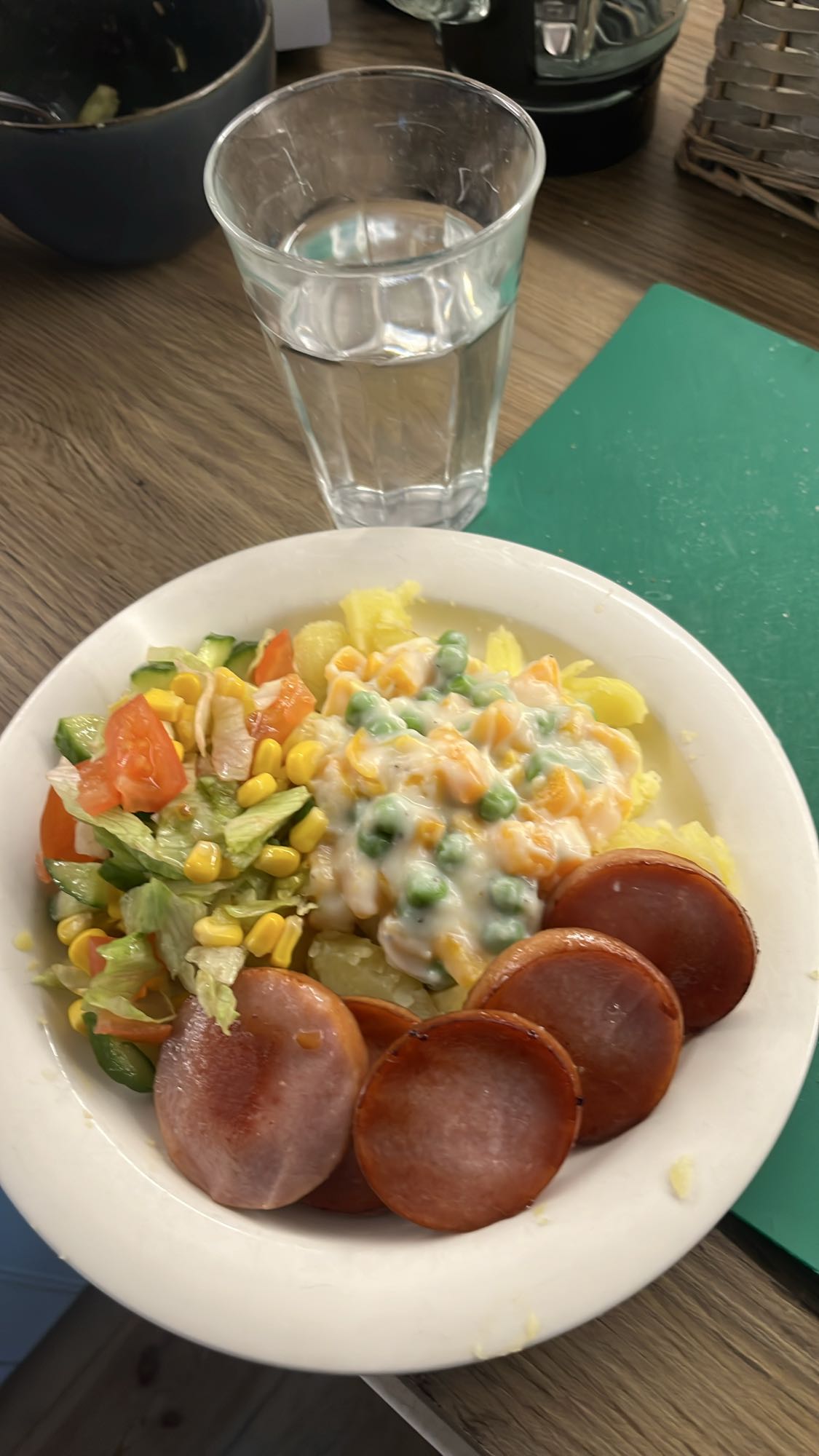 Potatis med sallad och korv