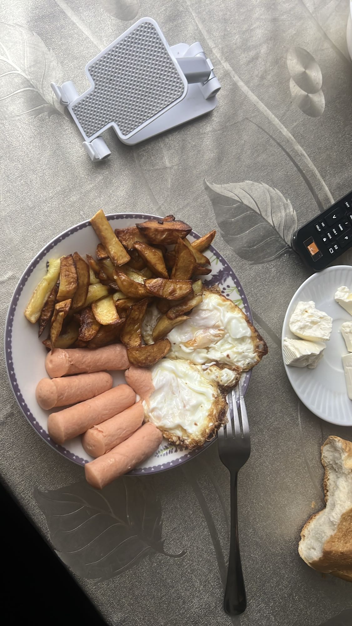 Mic dejun cu crenvurști și cartofi