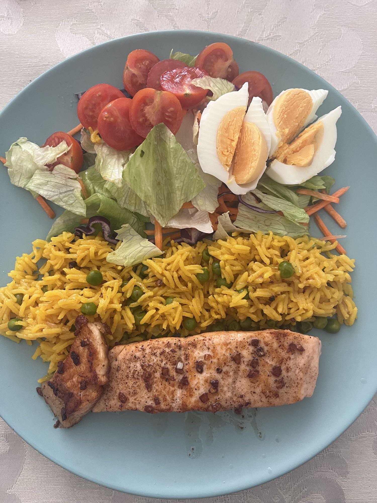 Salmão com arroz e salada