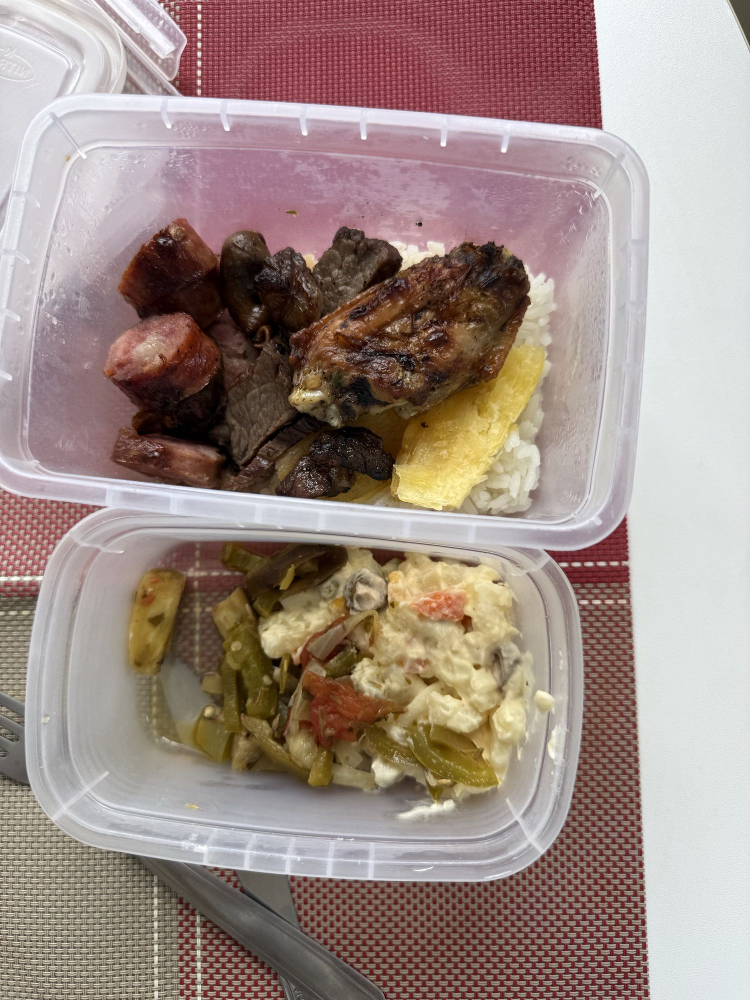 Churrasco com arroz e legumes