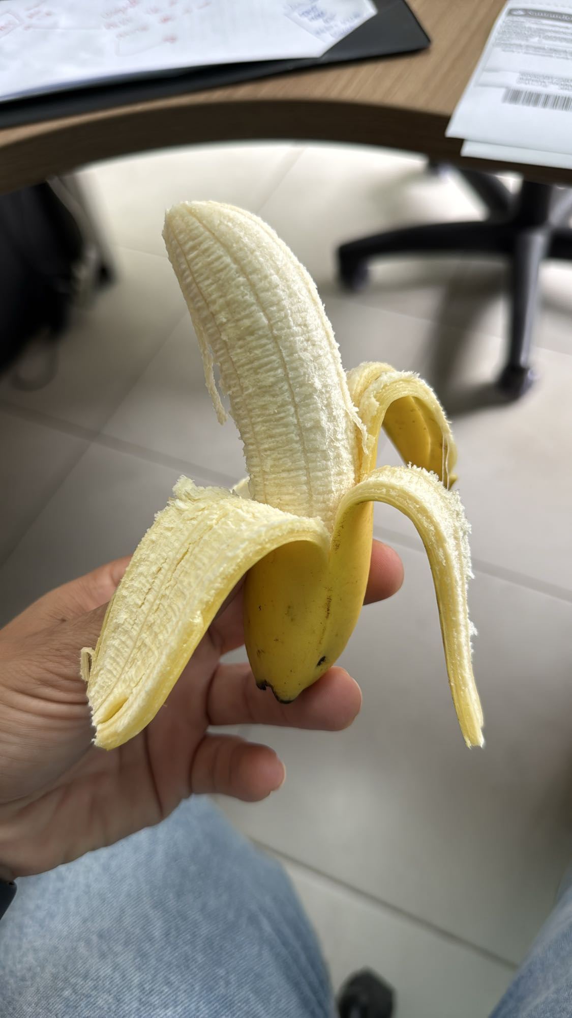 Banana média descascada