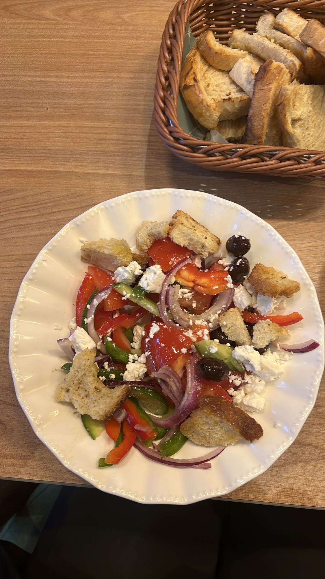 Salată grecească cu pâine