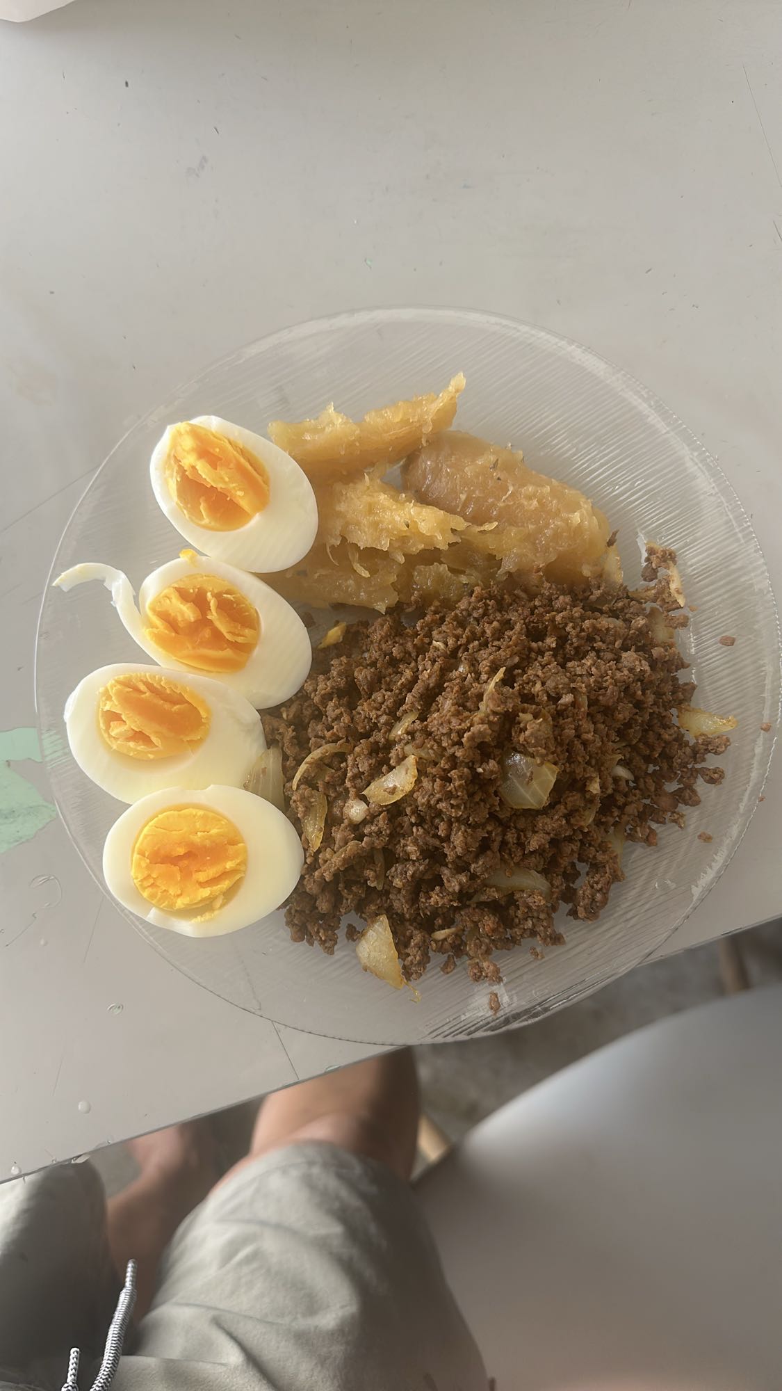 Carne moída, ovos e mandioca