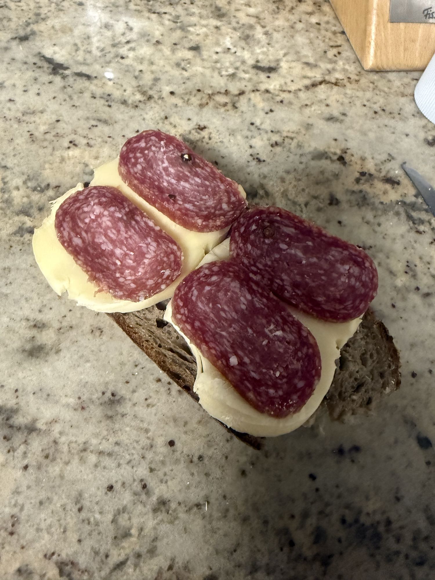 Sandviș salam și cașcaval