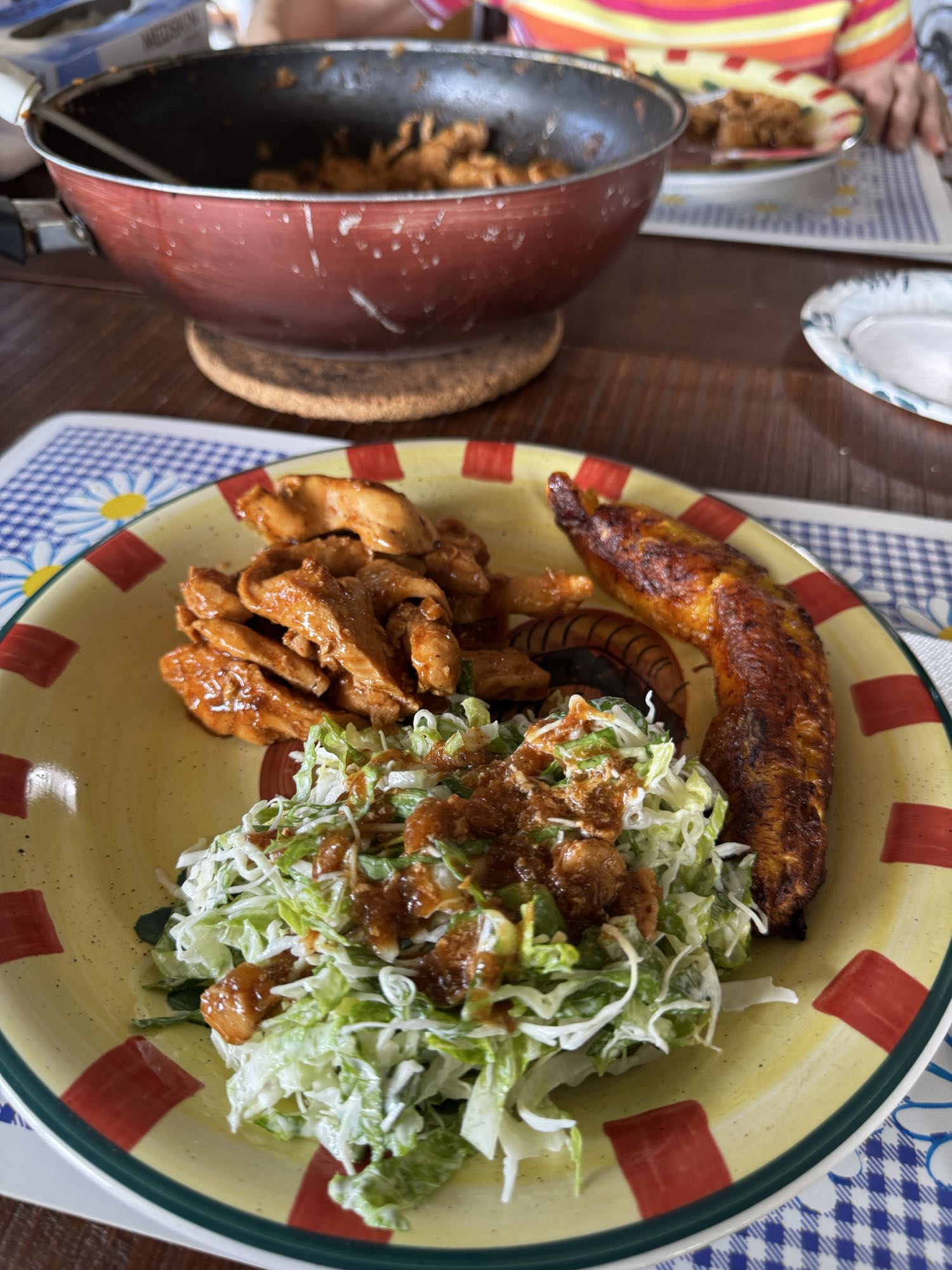 Pollo, ensalada y plátano