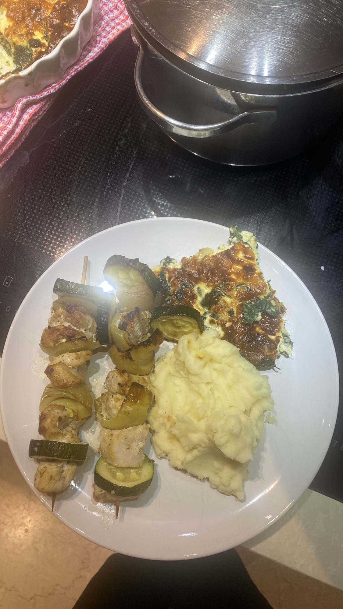 Kycklingspett med mos och paj