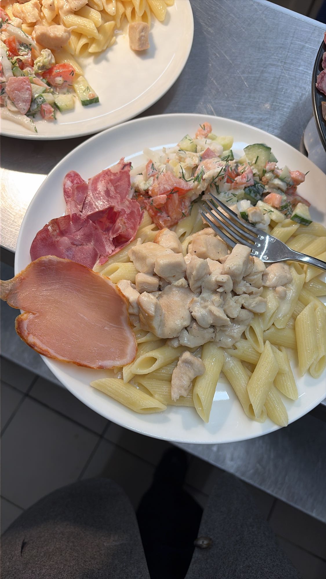 макароны с курицей и салатом