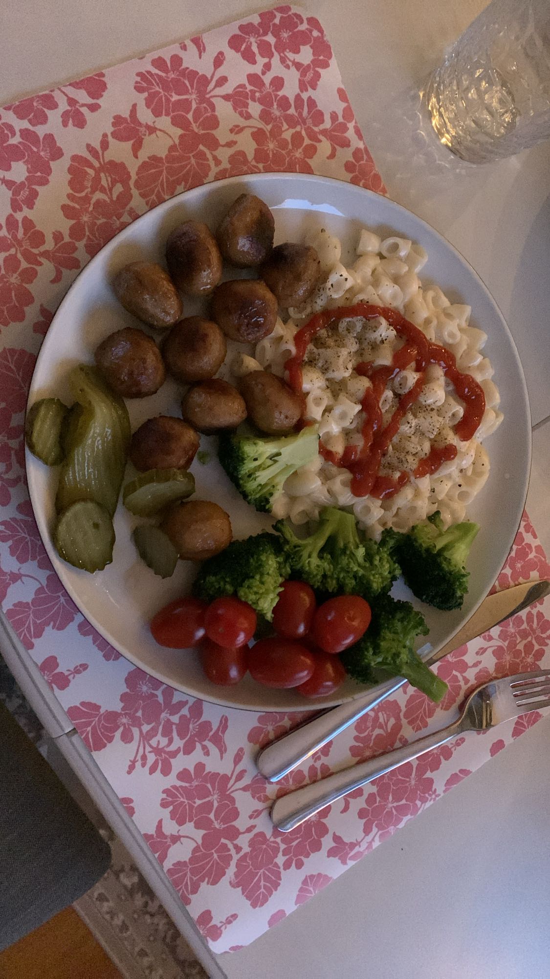Köttbullar med pasta och grönsaker