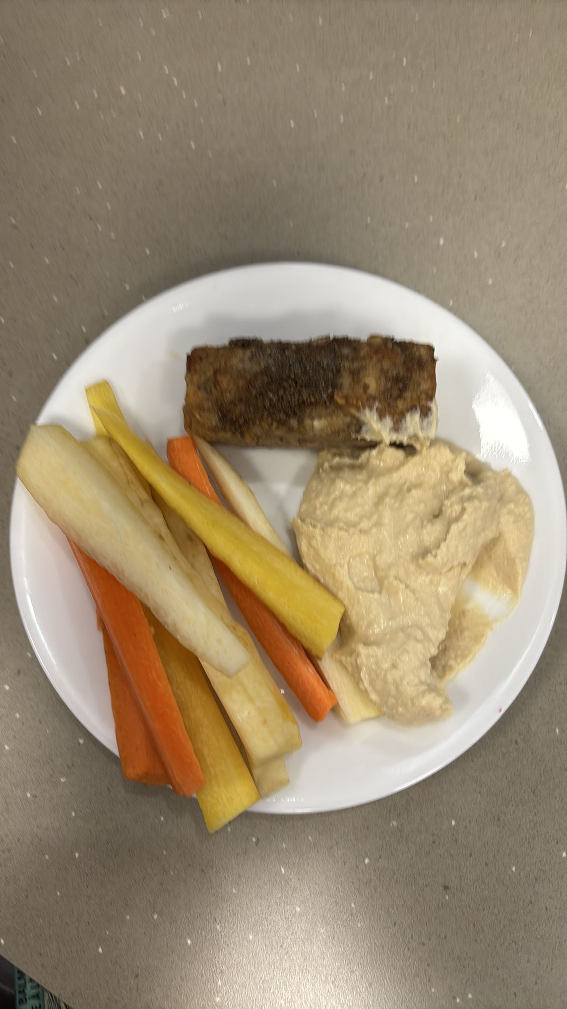 Légumes, houmous et côtelette