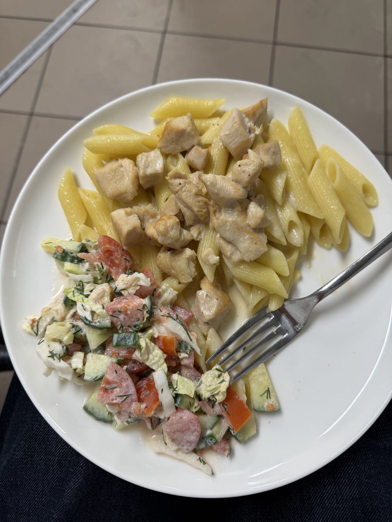 Курица с макаронами и салатом