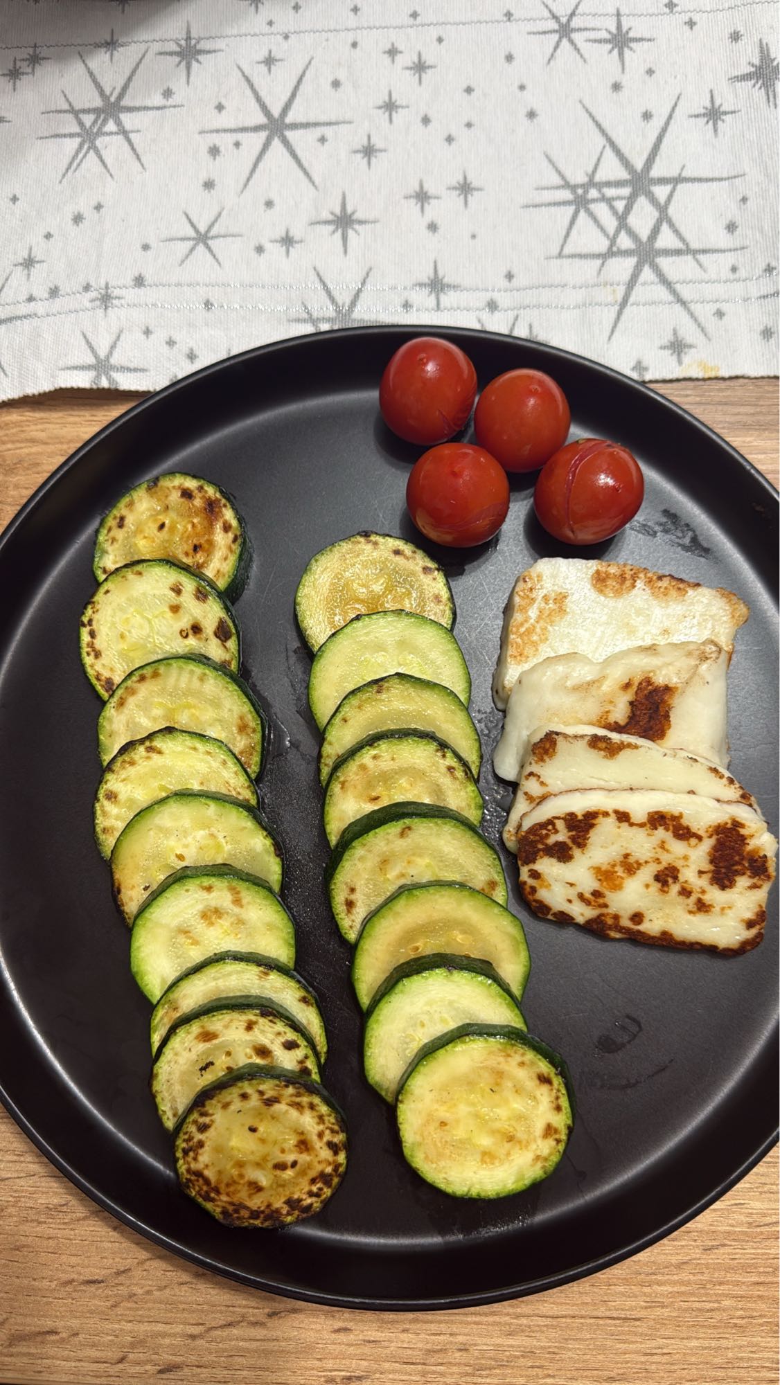 Dovlecei cu halloumi și roșii