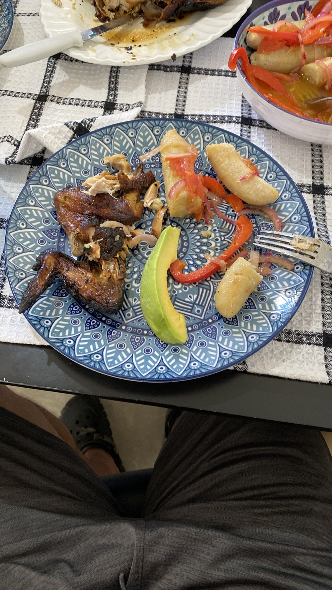 Pollo con plátano y aguacate