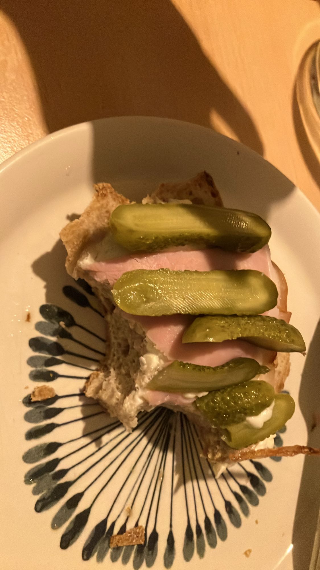 Pão com presunto e picles