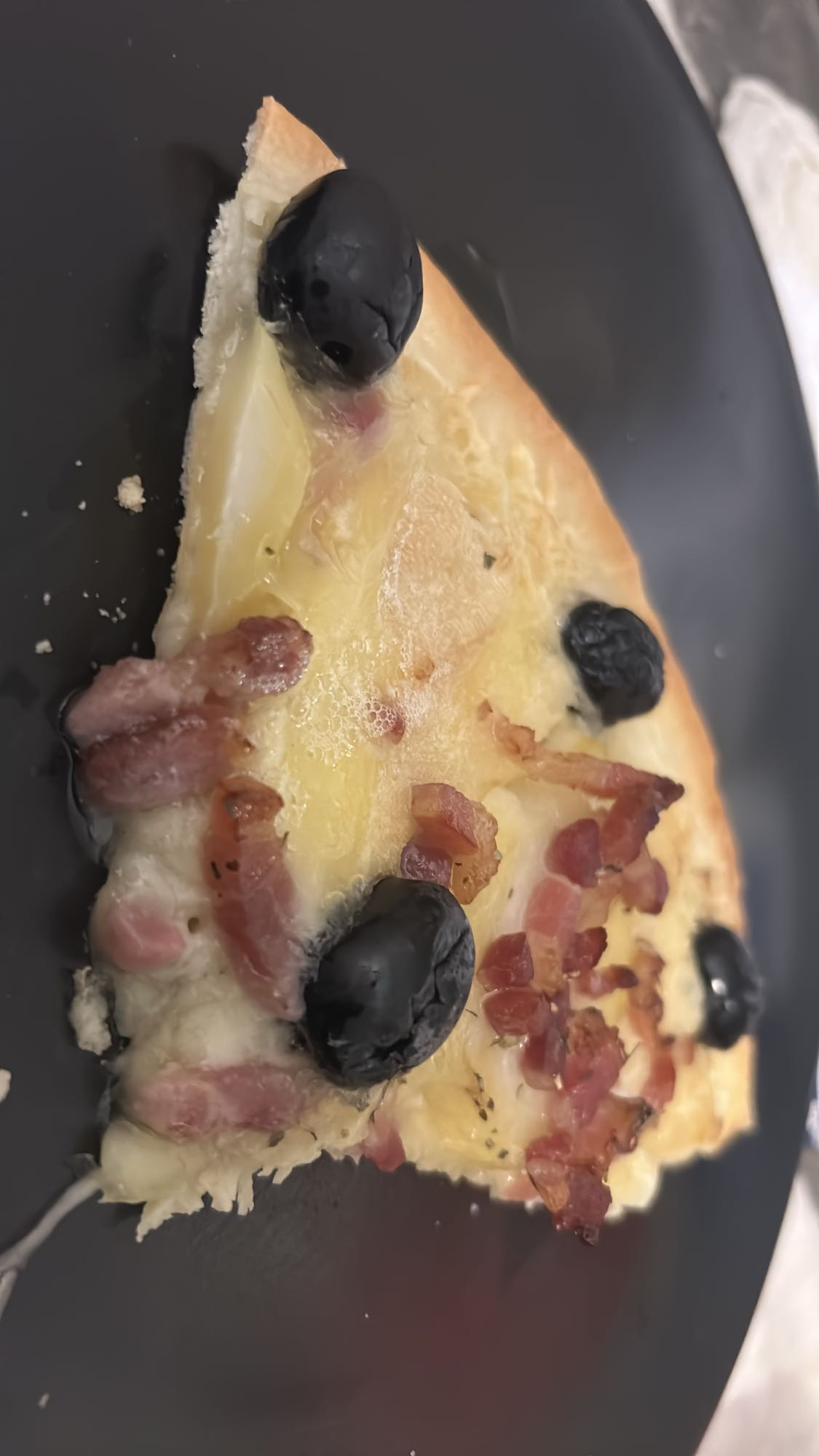 Tranche de pizza lardons olives